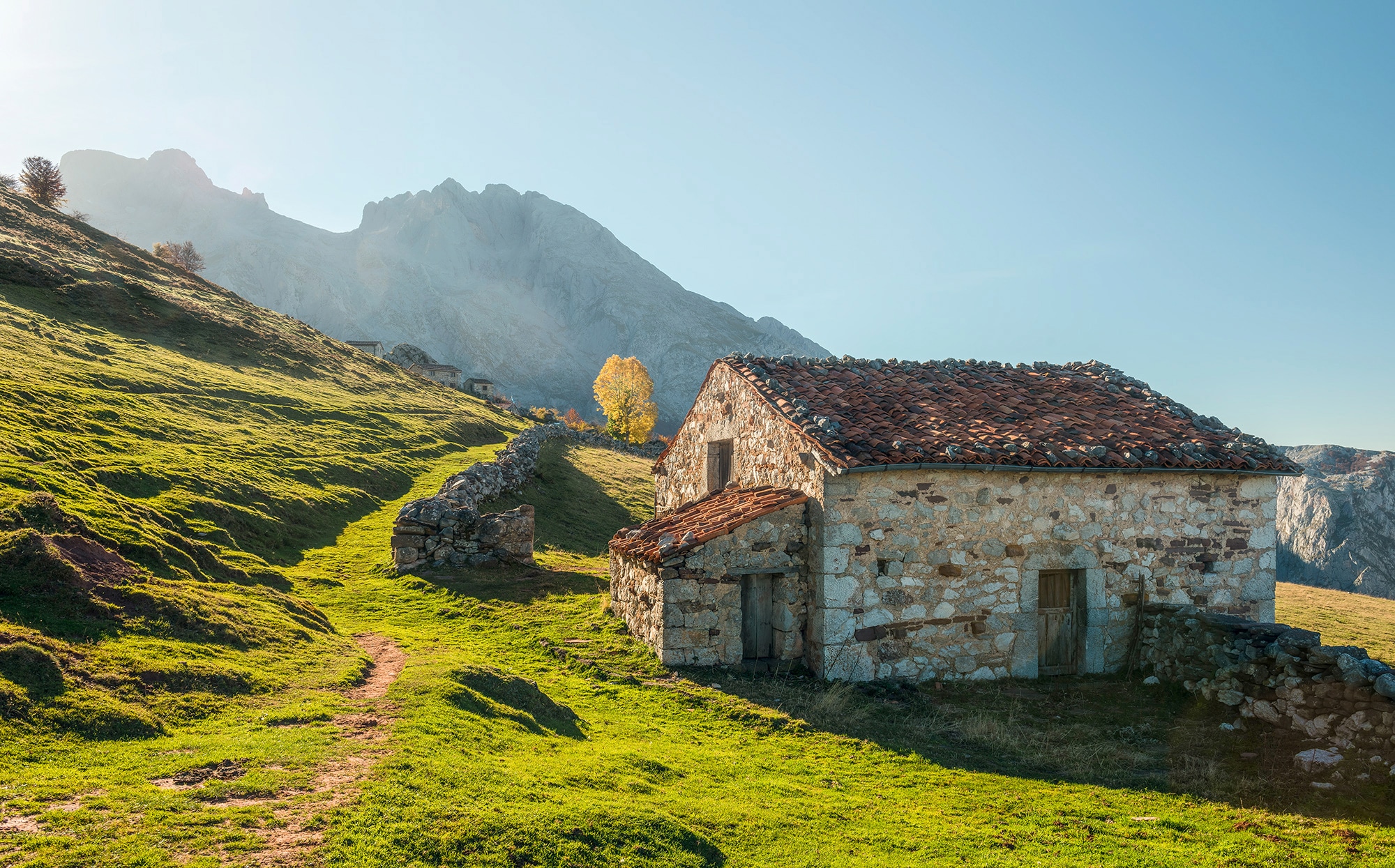 Image of Komar Vliestapete "Digitaldruck Vlies - Picos de Europe Alm - Grösse 450 x 280 cm" bedruckt glatt Wohnzimmer, Schlafzimmer