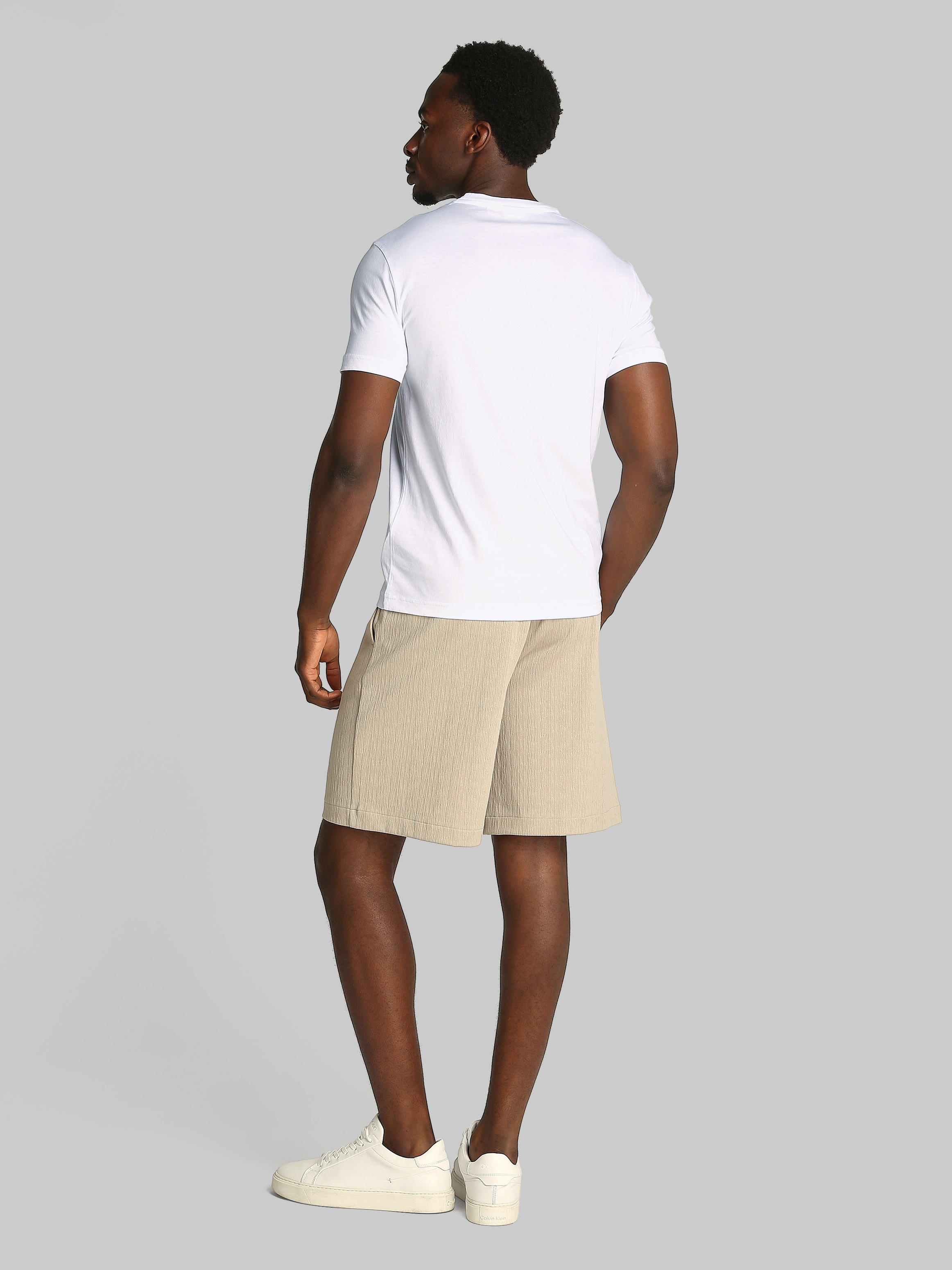 Calvin Klein T-Shirt »LINEAR OMBRE CHEST LOGO T-SHIRT«, mit Ombré-Logo-Druck