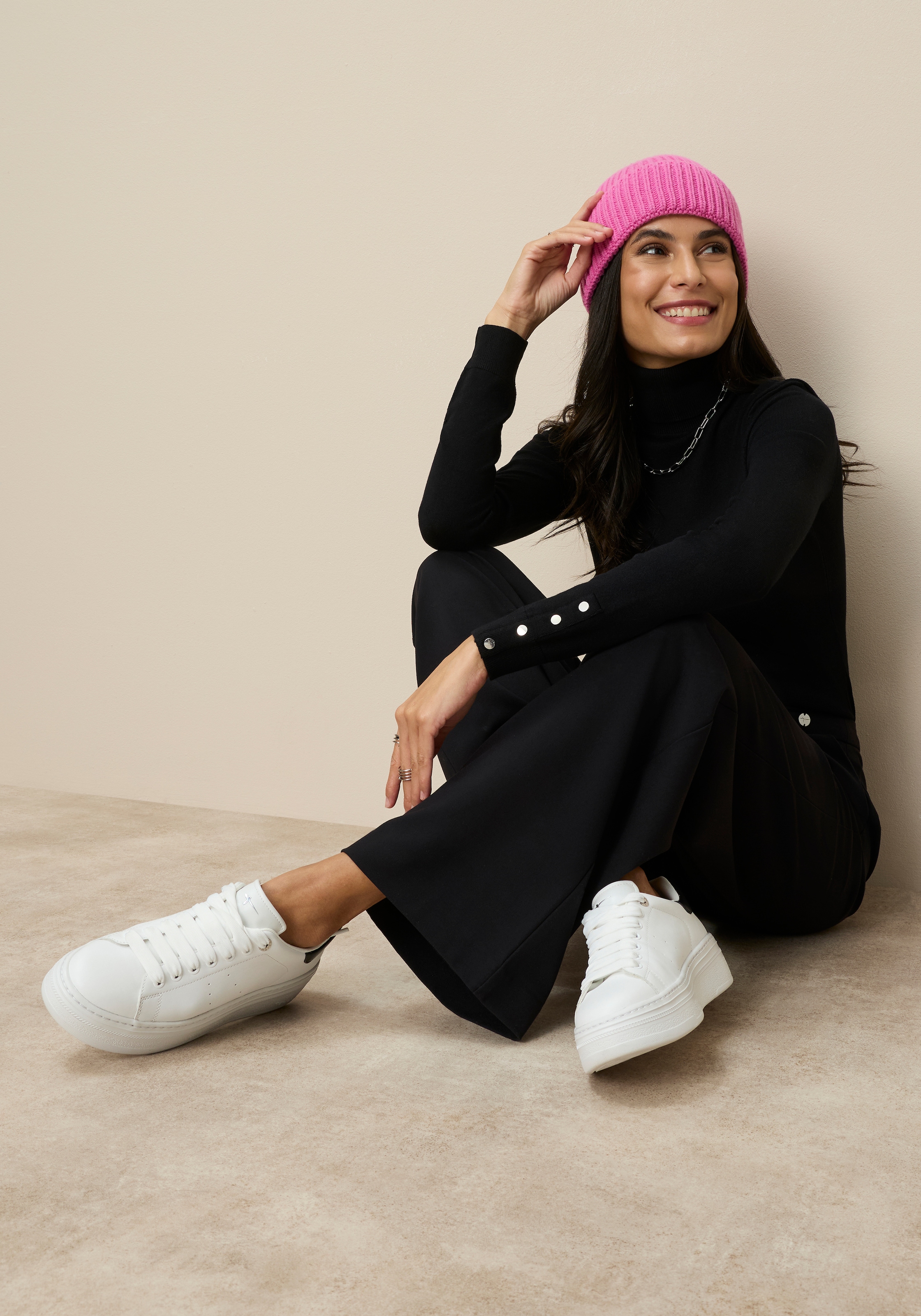 Tamaris Rollkragenpullover in enger Form mit Knopfdetails