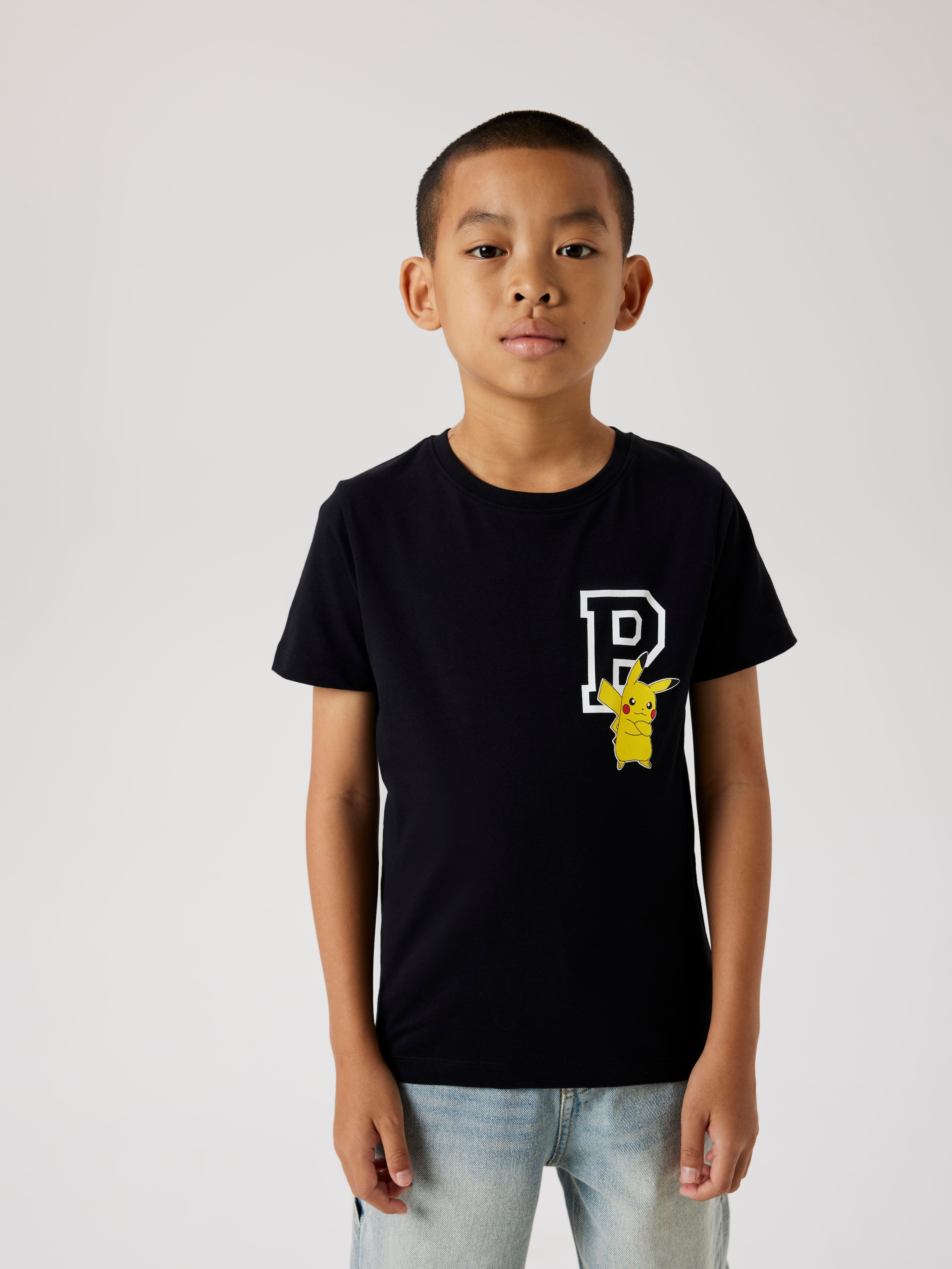 Image of Name It T-Shirt "NKMDEX POKEMON SS NREG TOP BOX NOOS SKY" mit tollen Pokémon-Motiven auf dem Vorder- und Rückenteil