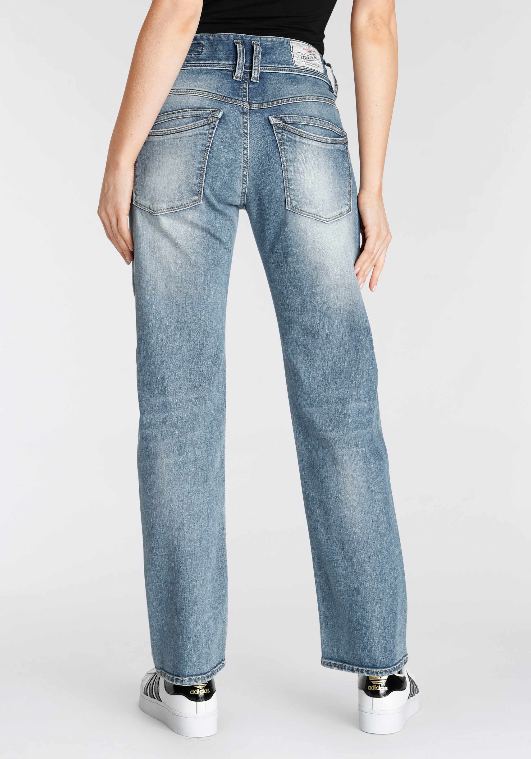 eine mit versandkostenfrei Wirkung bestellen streckende für Herrlicher Keileinsätzen Straight-Jeans »RAYA«, seitlichen ♕