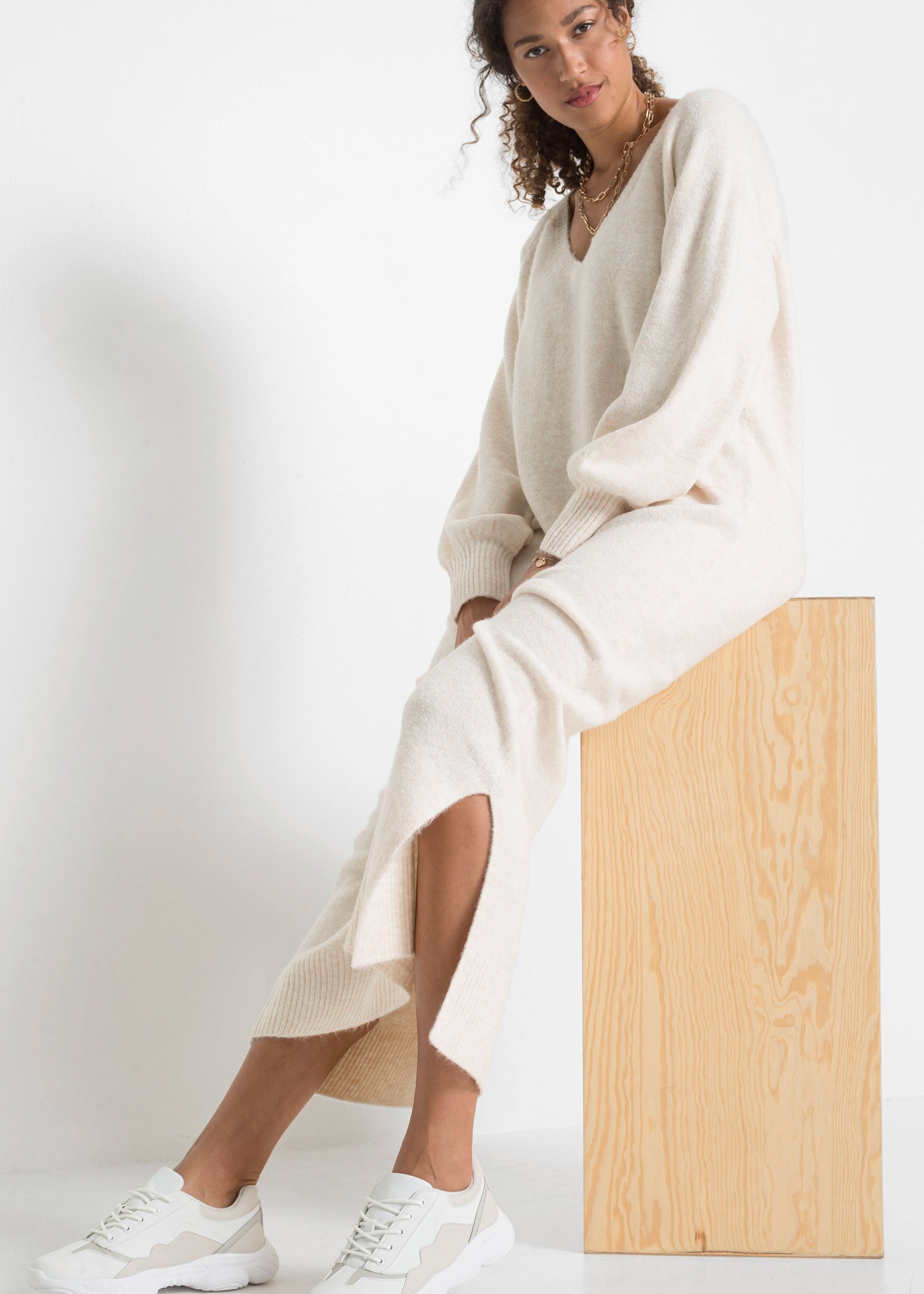 bonprix Strickkleid »Oversized Strickkleid in Midilänge« Oversized Strickkleid in Midilänge mit Ballonärmeln und V-Ausschnitt