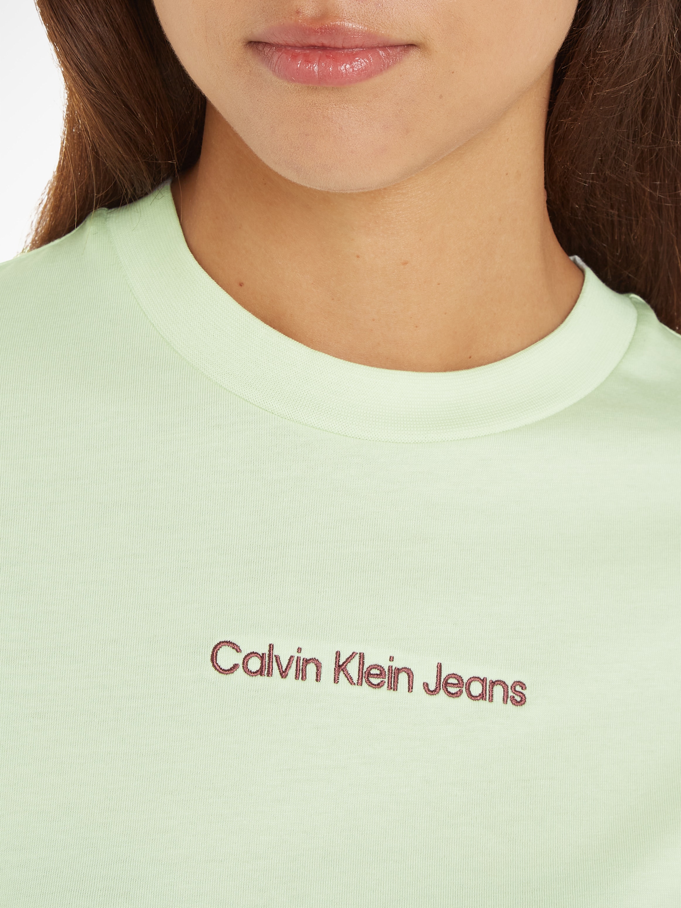 ♕ Calvin Klein Jeans T-Shirt »INSTITUTIONAL STRAIGHT TEE«, mit Markenlabel  versandkostenfrei bestellen | T-Shirts