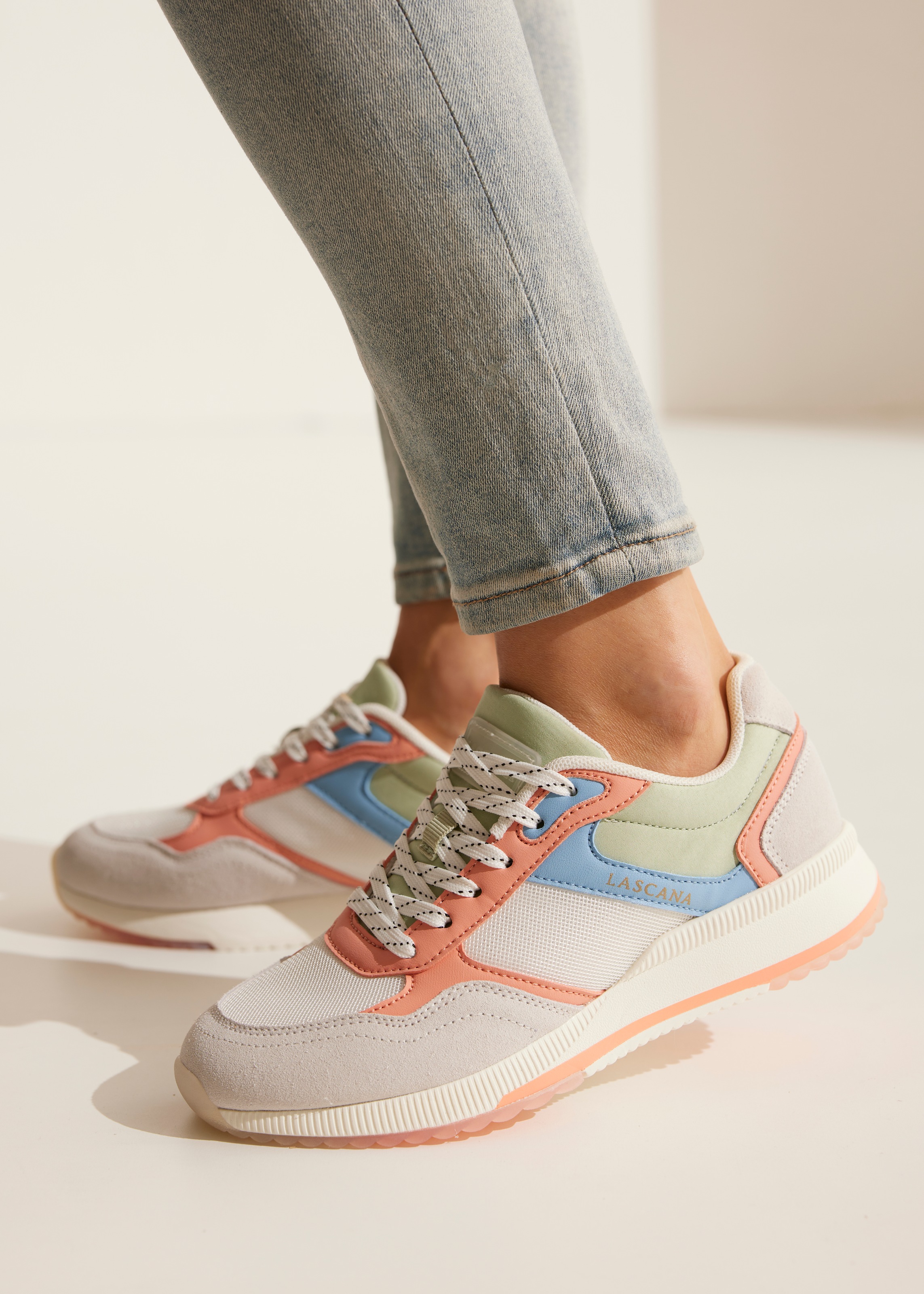LASCANA Sneaker »Schnürschuh, Halbschuh, Freizeitschuh«, mit Lederanteil in mehrfarbiger Optik