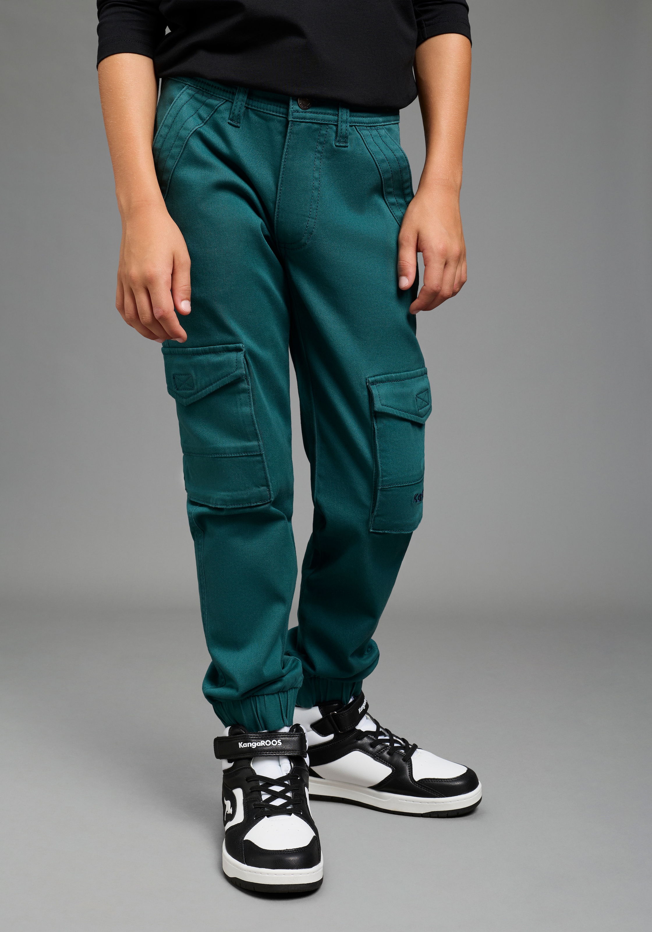 Image of KangaROOS Cargohose "Hose mit Cargotaschen und KangaROOS Stickerei" Cargohose mit Logo-Stickerei
