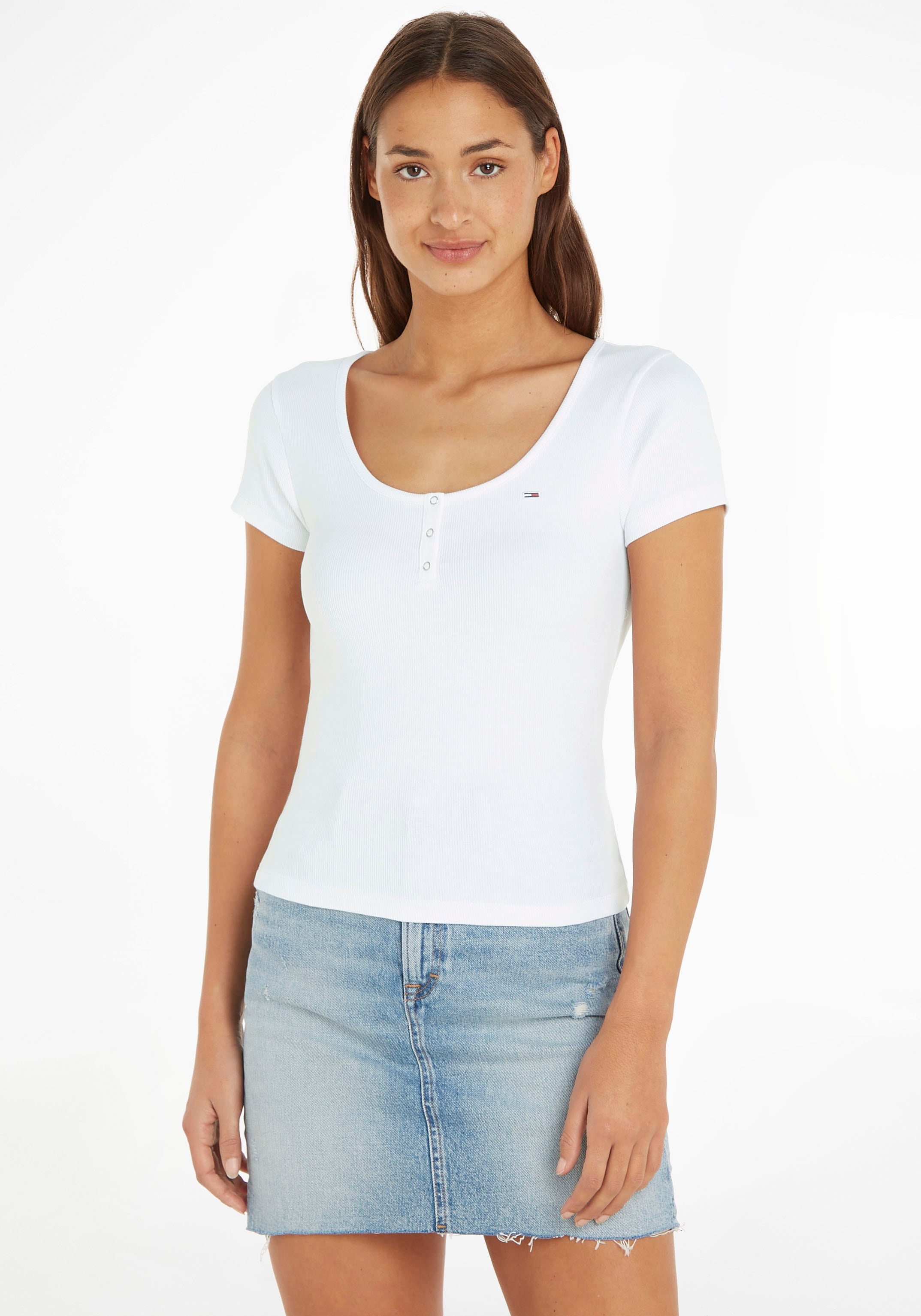 Tommy Jeans T-Shirt »TJW BBY BUTTON RIB C-NECK«, mit Tommy Jeans  Logostickerei Commander confortablement