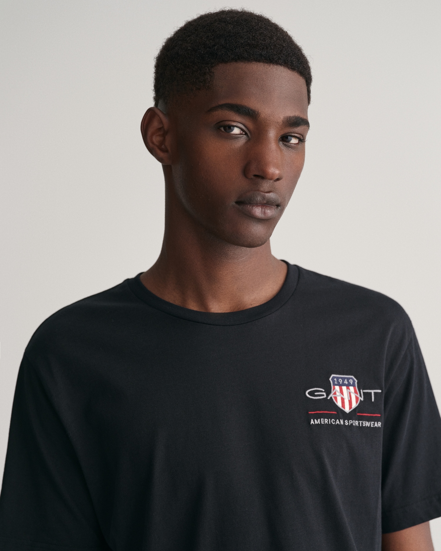 Gant T-shirt »REG ARCHIVE SHIELD EMB SS T-SHIRT« von dem Archiv aus den 1980er-Jahren inspiriert