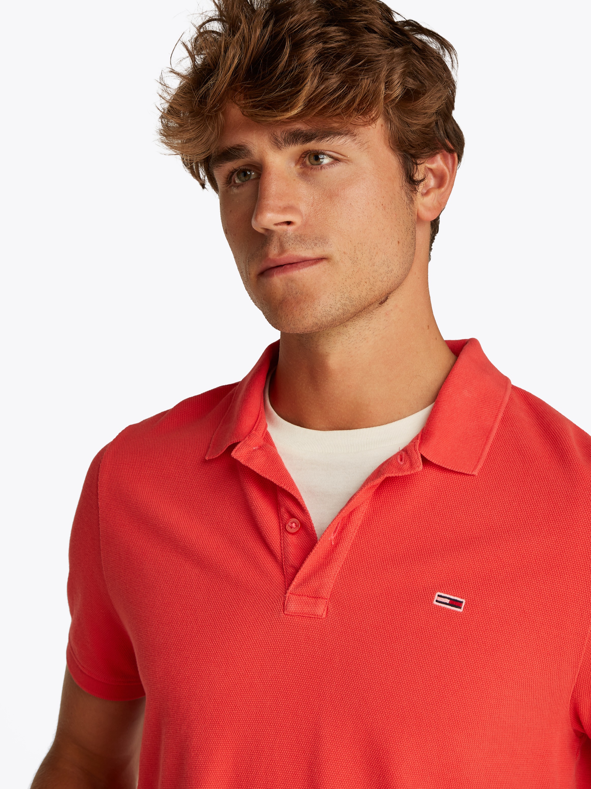 Tommy Jeans Poloshirt »TJM SLIM ESSENTIAL GD POLO SS«, mit Logostickerei