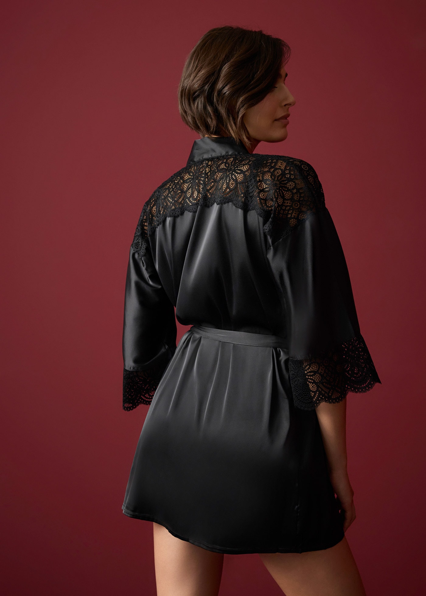 bonprix Kimono »Satin Kimono mit Glanzeffekt« mit Bindegürtel,  glänzender Satin und hochwertige Spitze, bequeme Passform