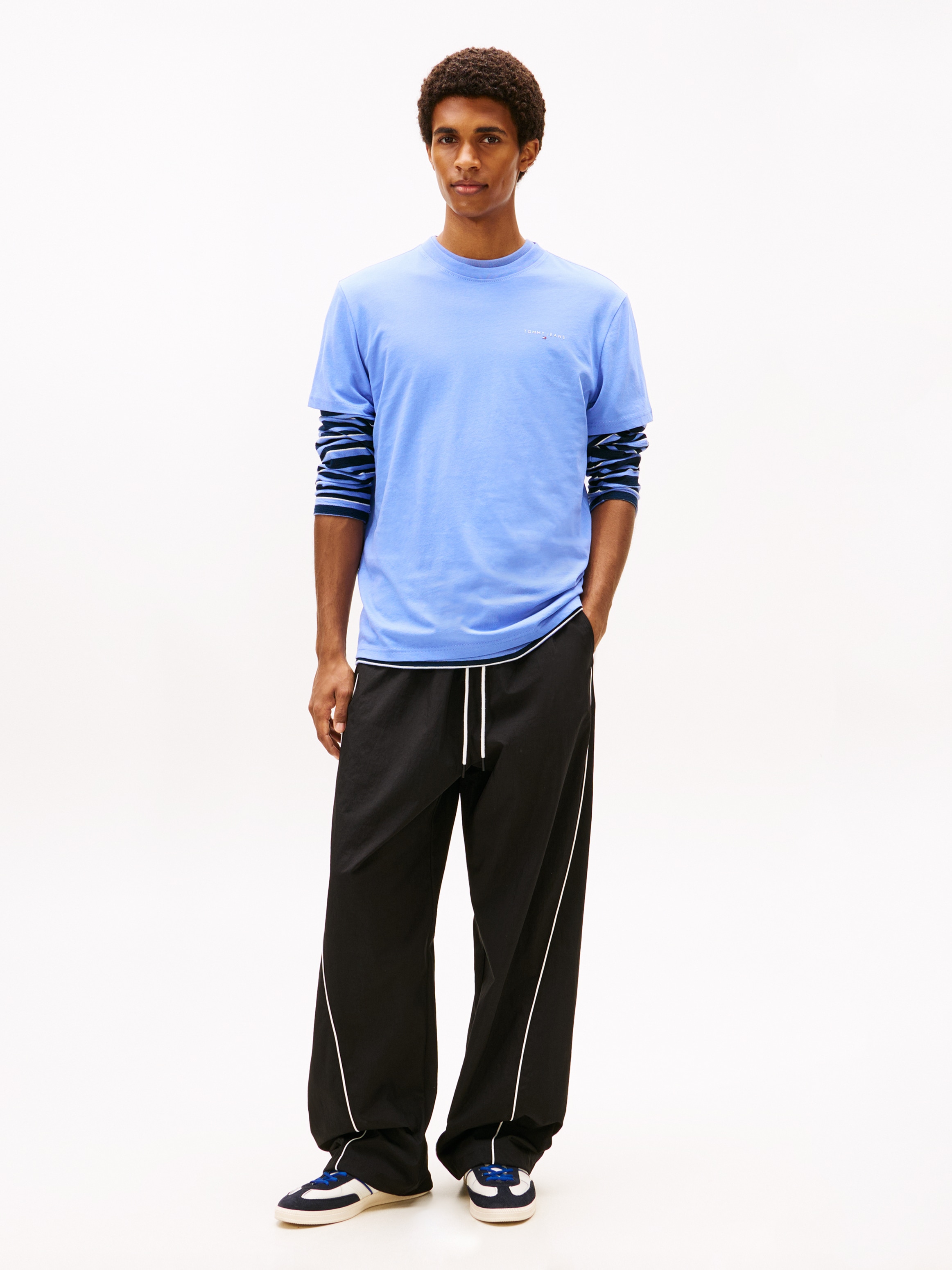Tommy Jeans T-Shirt »TJM SLIM LINEAR CHEST TEE EXT« Mit Rundhalsausschnitt