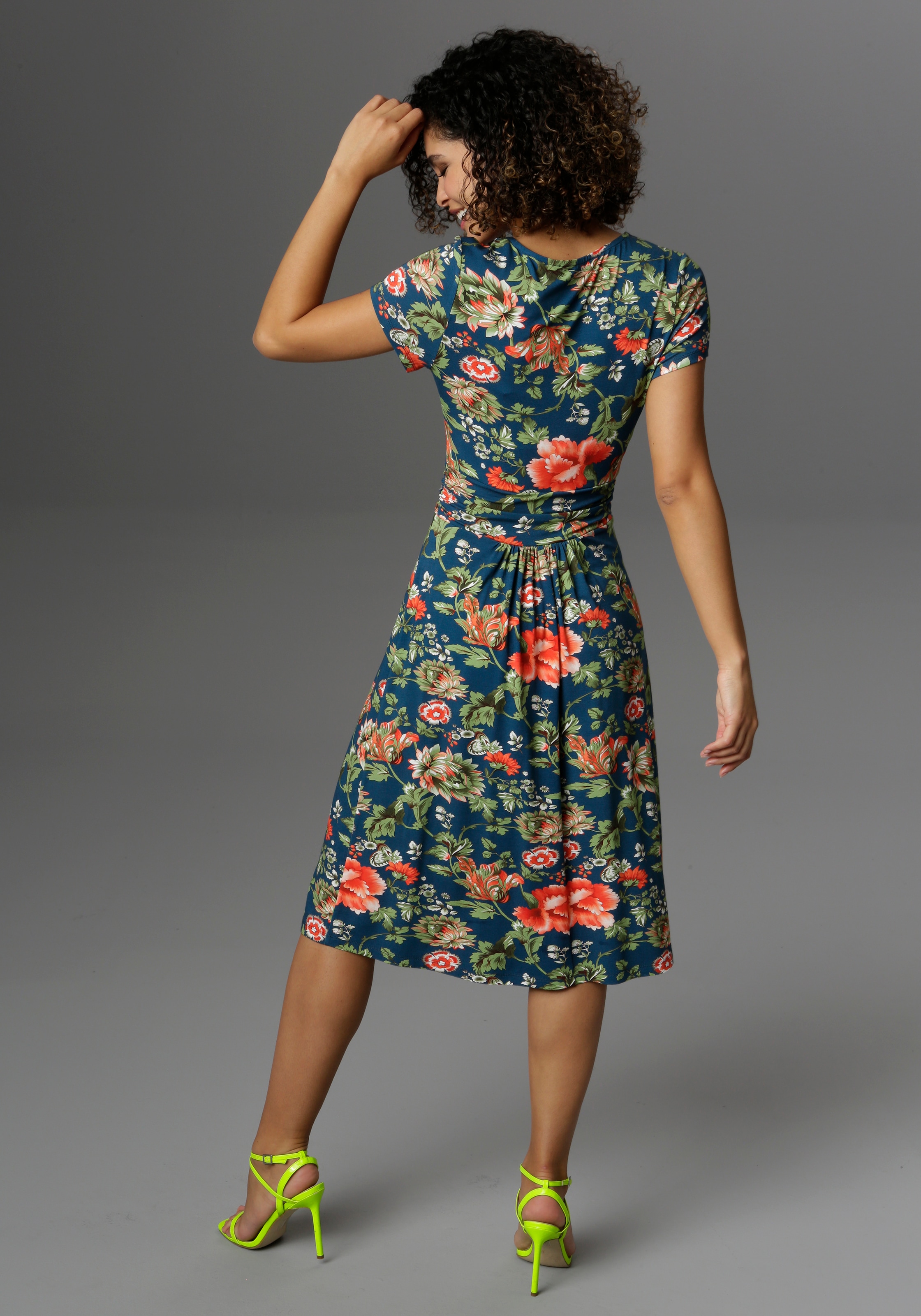 ♕ Aniston CASUAL Sommerkleid, versandkostenfrei farbenfrohem mit Blumendruck auf