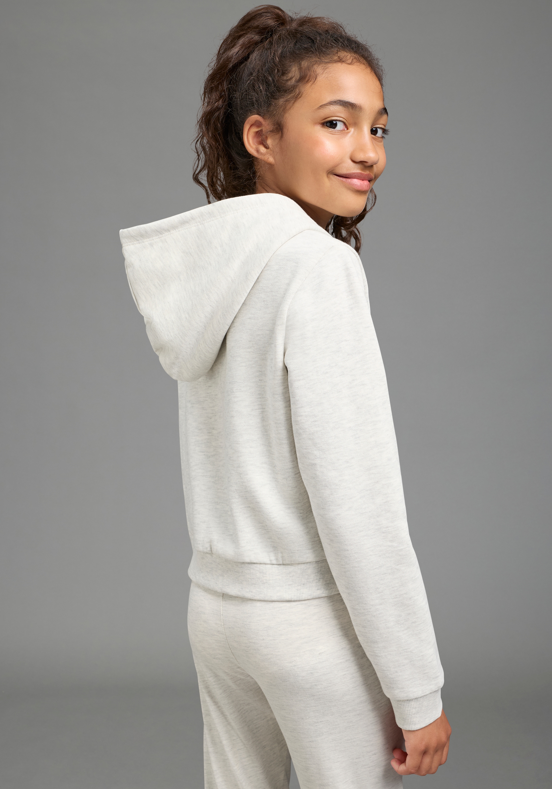 H.I.S Sweat à capuche »Kurzgeschnittene Sweatjacke mit H.I.S Logoprint für Mädchen« pour adolescents. Veste sweat courte à la mode avec fermeture éclair