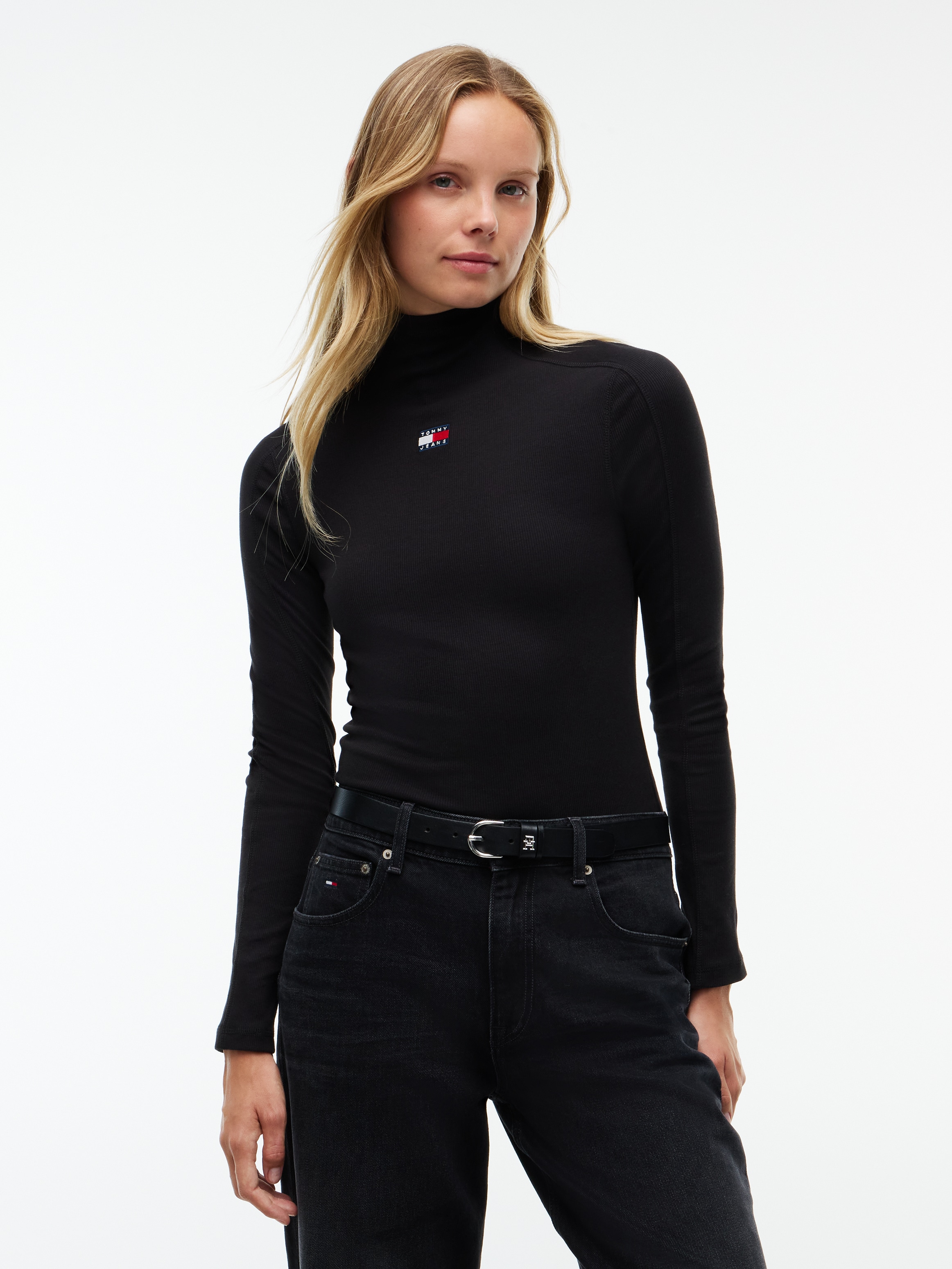 Image of Tommy Jeans Langarmshirt "TJW SLIM RIB LS MOCK BADGE TOP" Baumwollmischung, slim fit, figurbetont, in gerippter Struktur