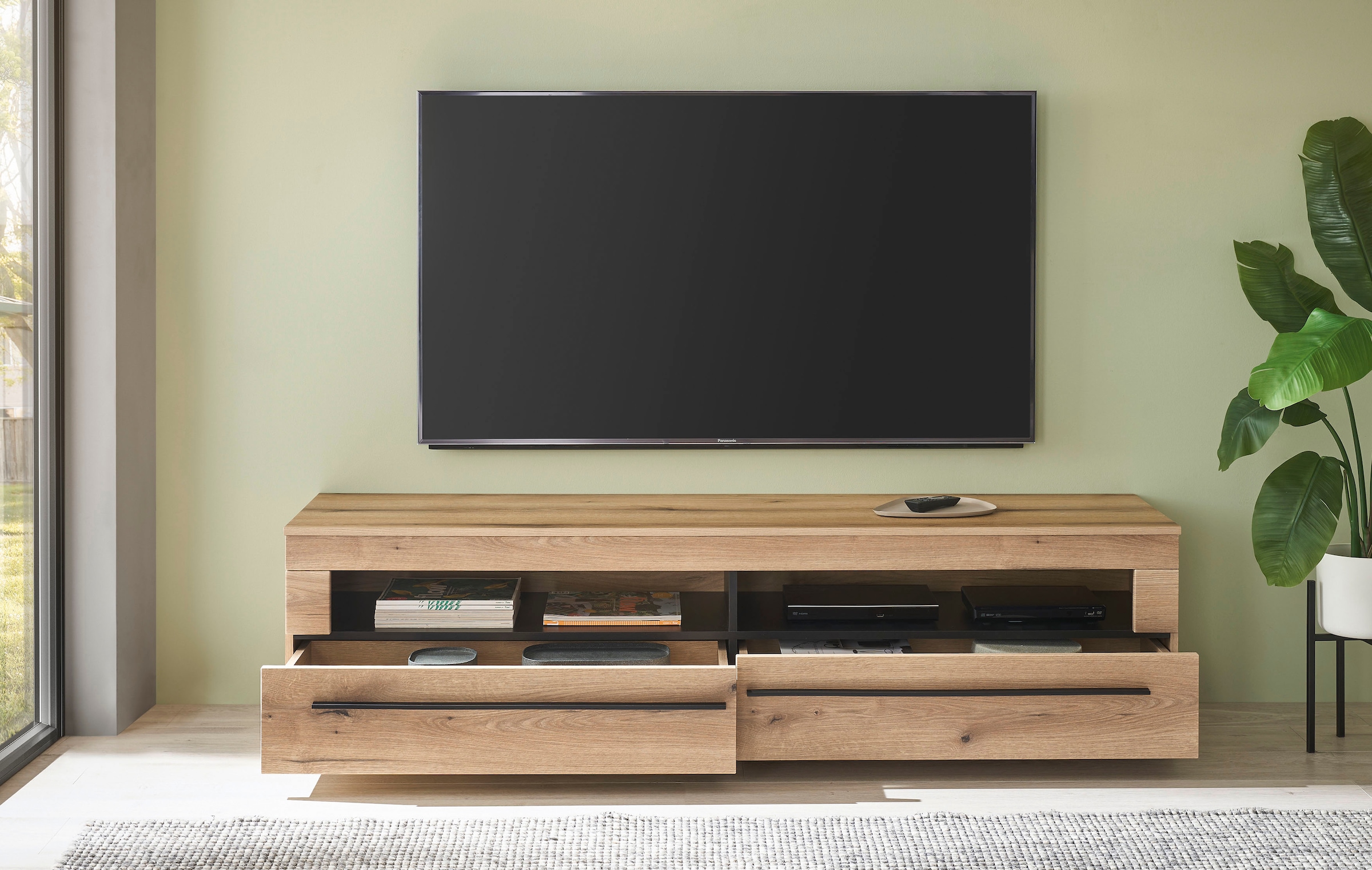 INOSIGN Lowboard »modernes TV-Unterteil, Kommode in Eiche Evoke oder weiss«, schwarze Stangengriffe, ausreichend Stauraum, vielseitig einsetzbar
