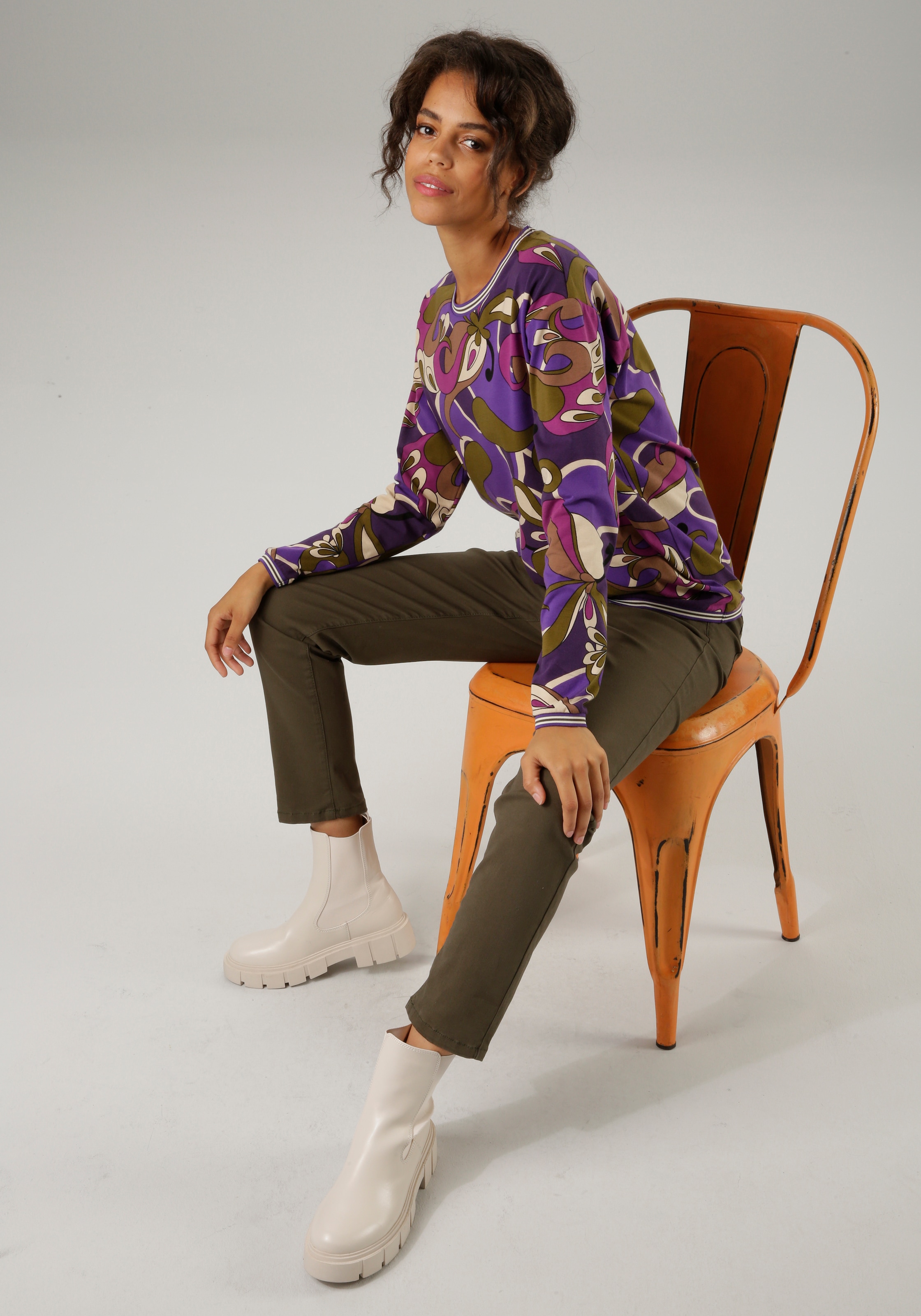 Aniston CASUAL Sweatshirt, mit extravaganten, grafischen Druck
