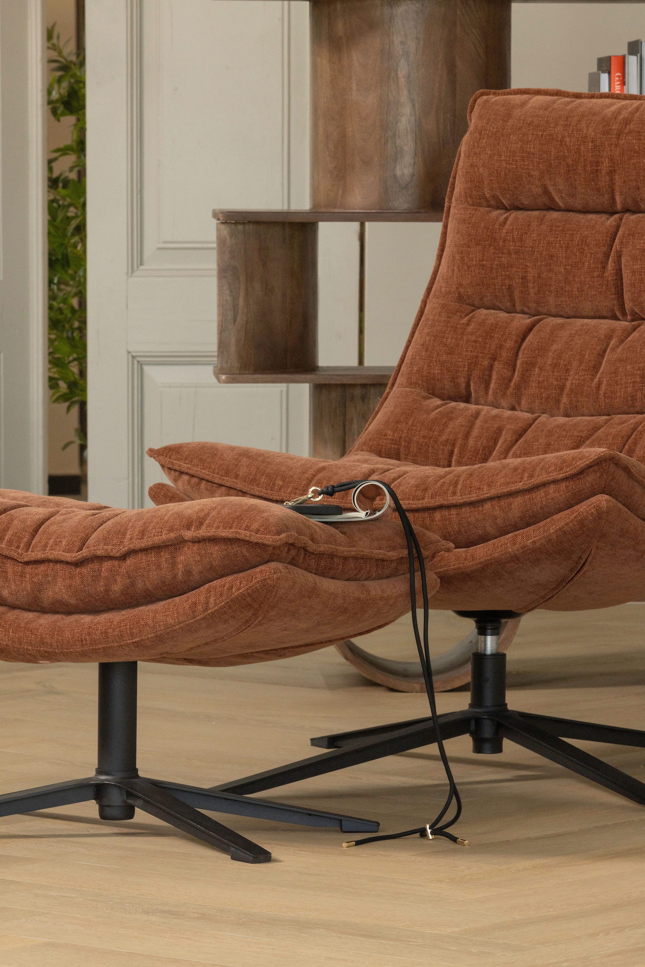 WOOOD Fauteuil pivotant »Kube mit Drehmechanismus inkl. Hocker B 74 x T 89 x H 100 cm« revêtement Newt-Chenille, haute résistance à l'usure, capacité de charge 120 kg
