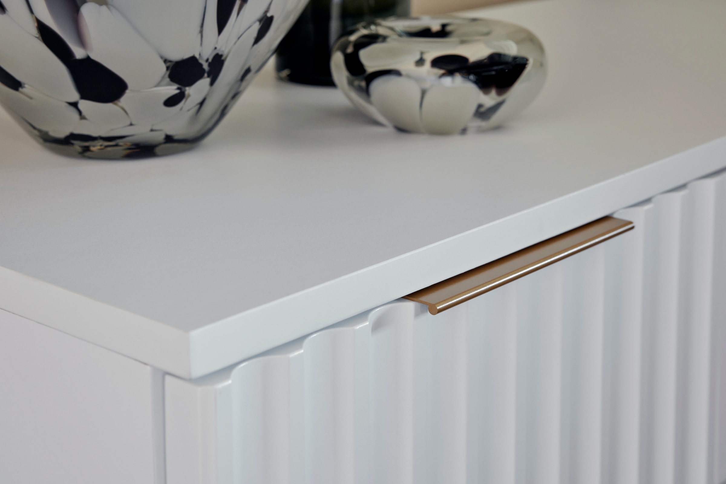 Jahnke Sideboard »CARVE SB 150« 1 Stk. tlg. Sideboard, raffiniertes Design, edler Gold-Look, Breite 150 cm