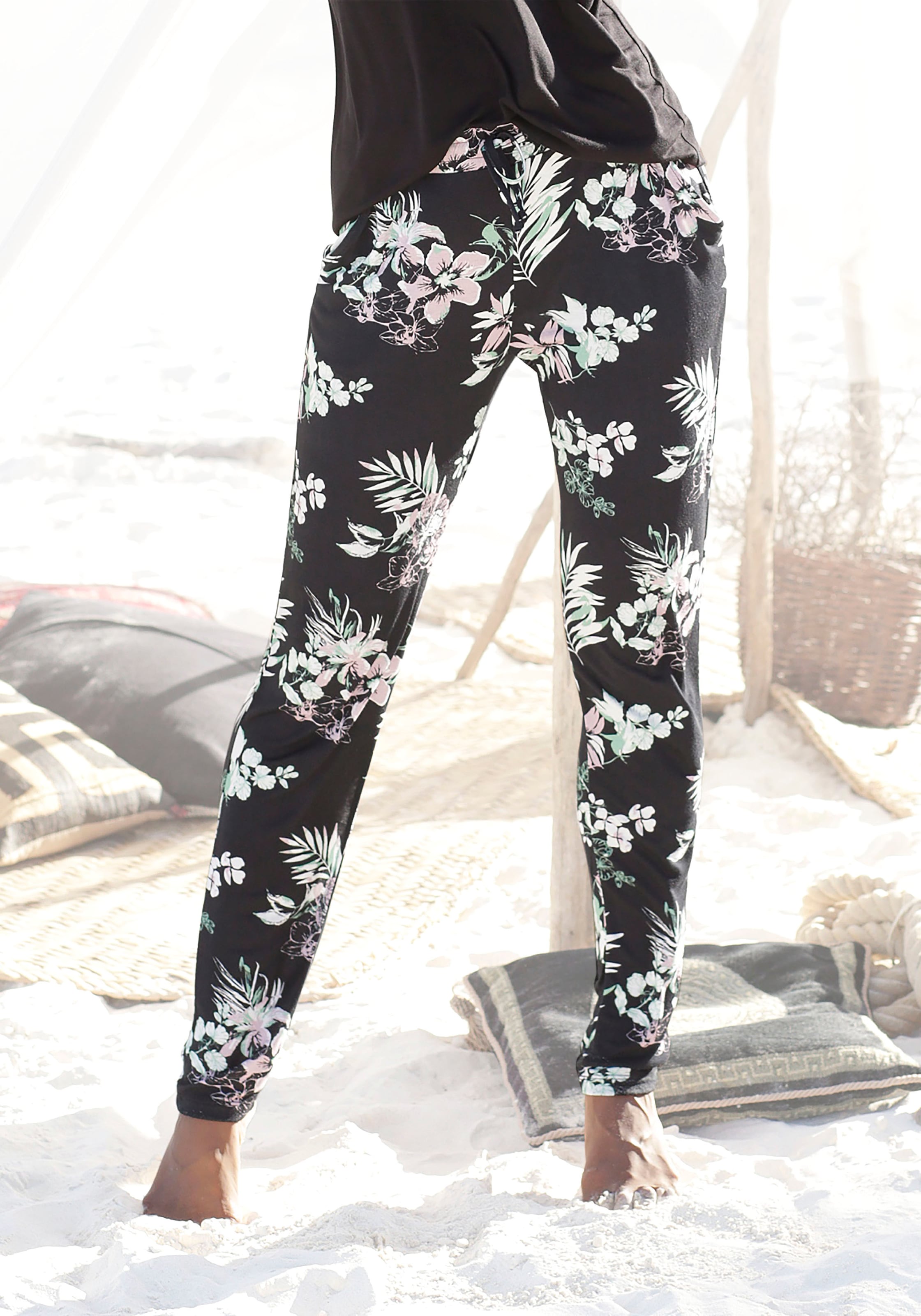 Image of LASCANA Strandhose mit tropischem Druck und Taschen, Jerseyhose, leichte Sommerhose