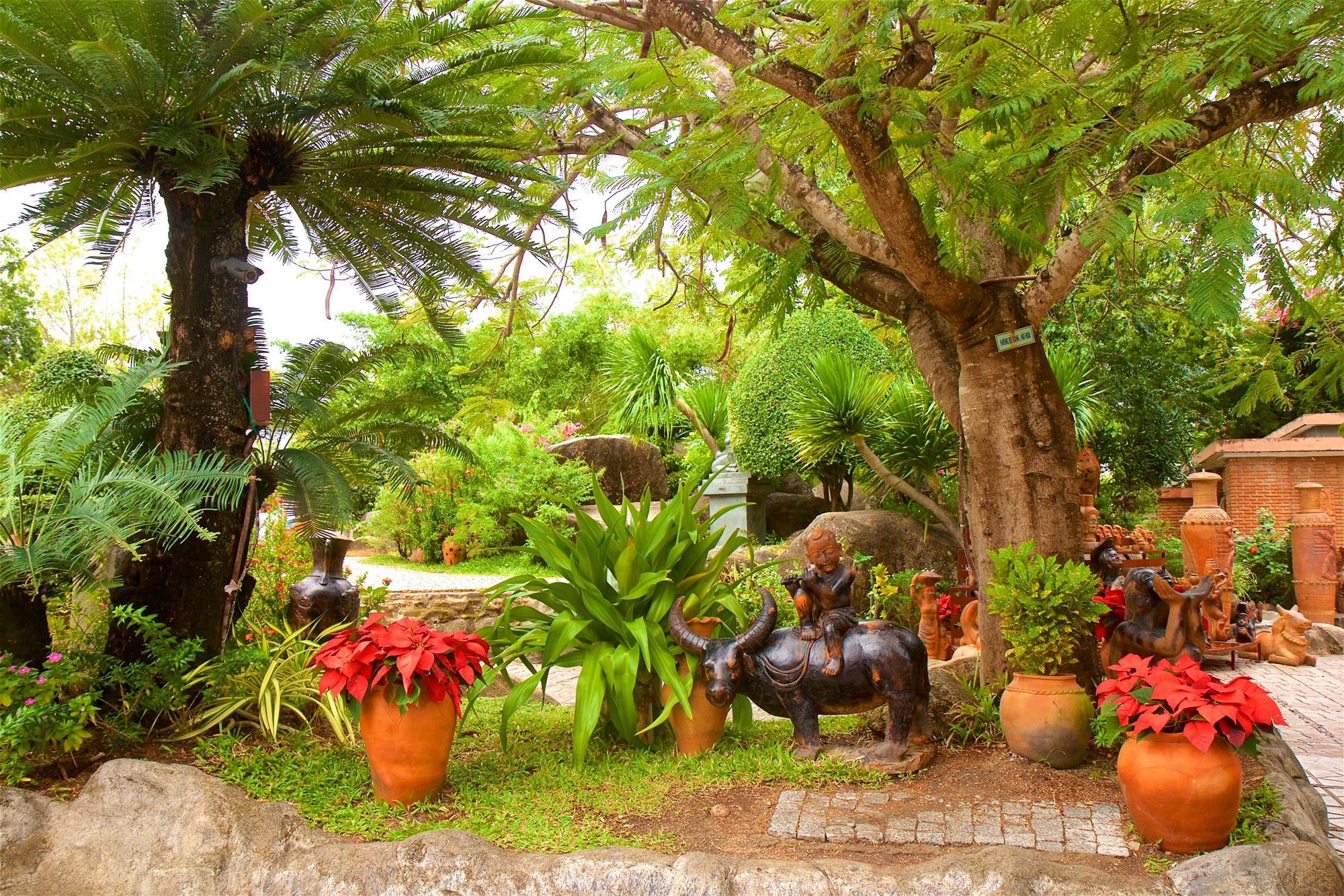Image of Papermoon Fototapete "GARTEN-KERAMIK STATUEN VIETNAM PARK CHAMTÜRME BLUMEN"