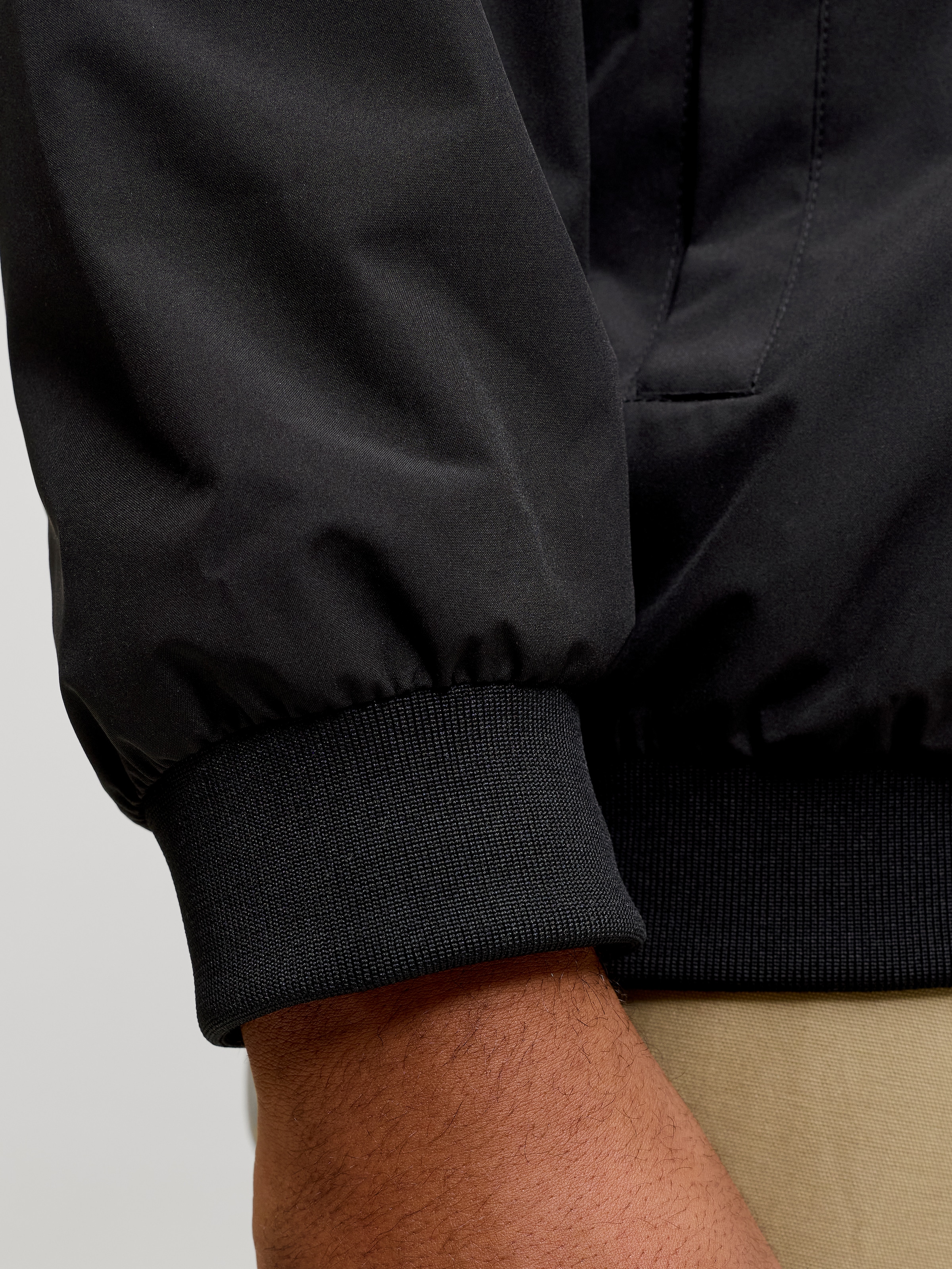 Jack & Jones PlusSize Blouson »JJECHARGE LIGHT JACKET HOOD NOOS PLS« avec capuche fibre synthétique, coupe régulière