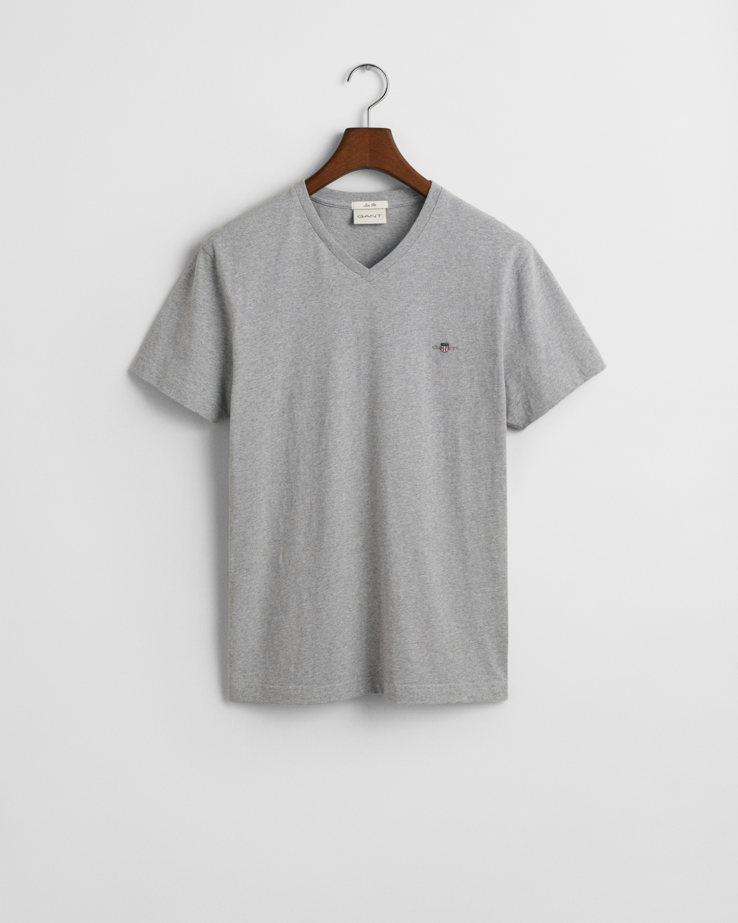 Gant T-Shirt »SLIM SHIELD V-NECK T-SHIRT«, mit einer kleinen Logostickerei auf der Brust
