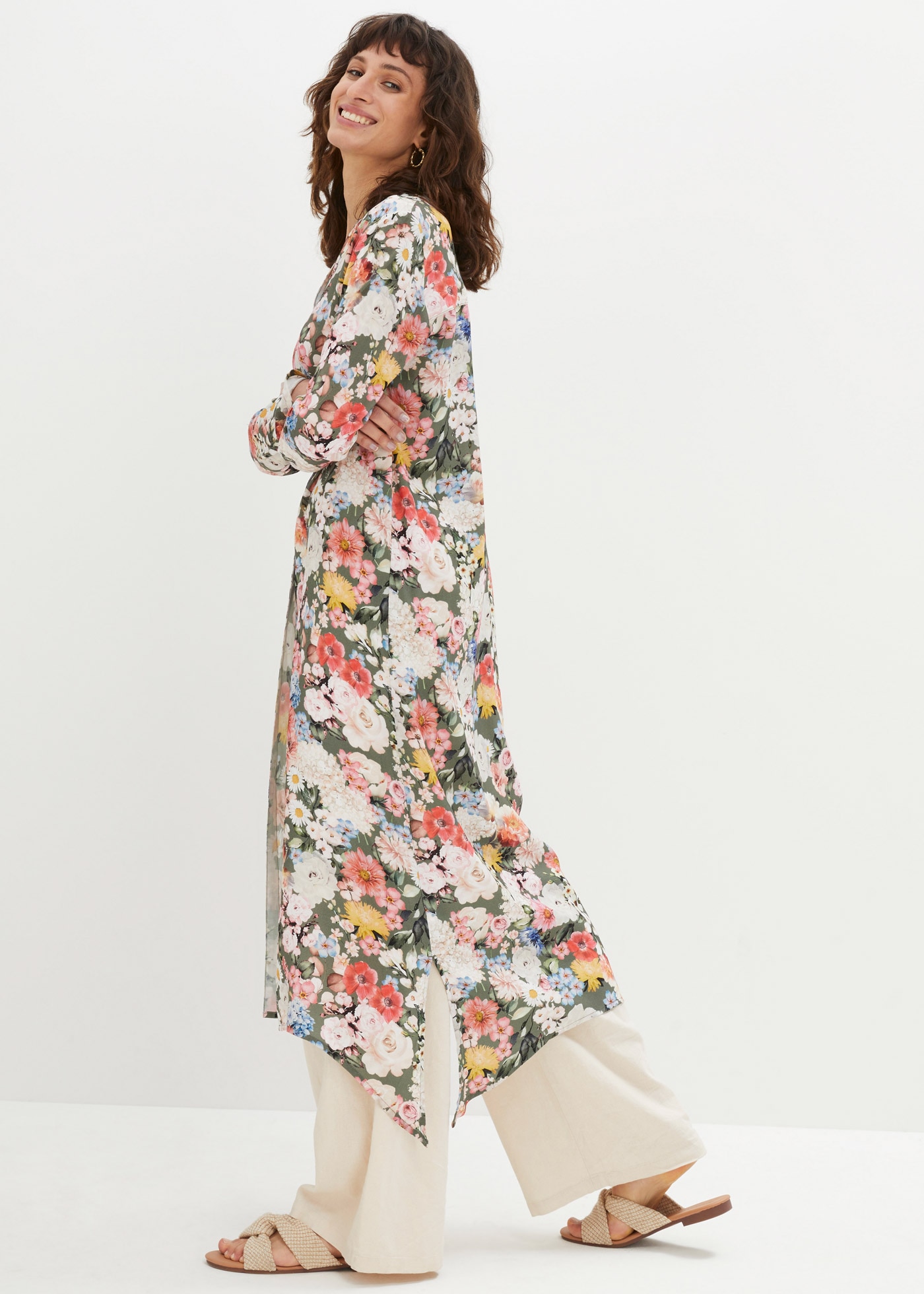 bonprix Chemisier long »Longbluse aus fliessender Viskose« extrem lange Form, aus Viskose, mit Blütendruck, mit Hemdblusenkragen