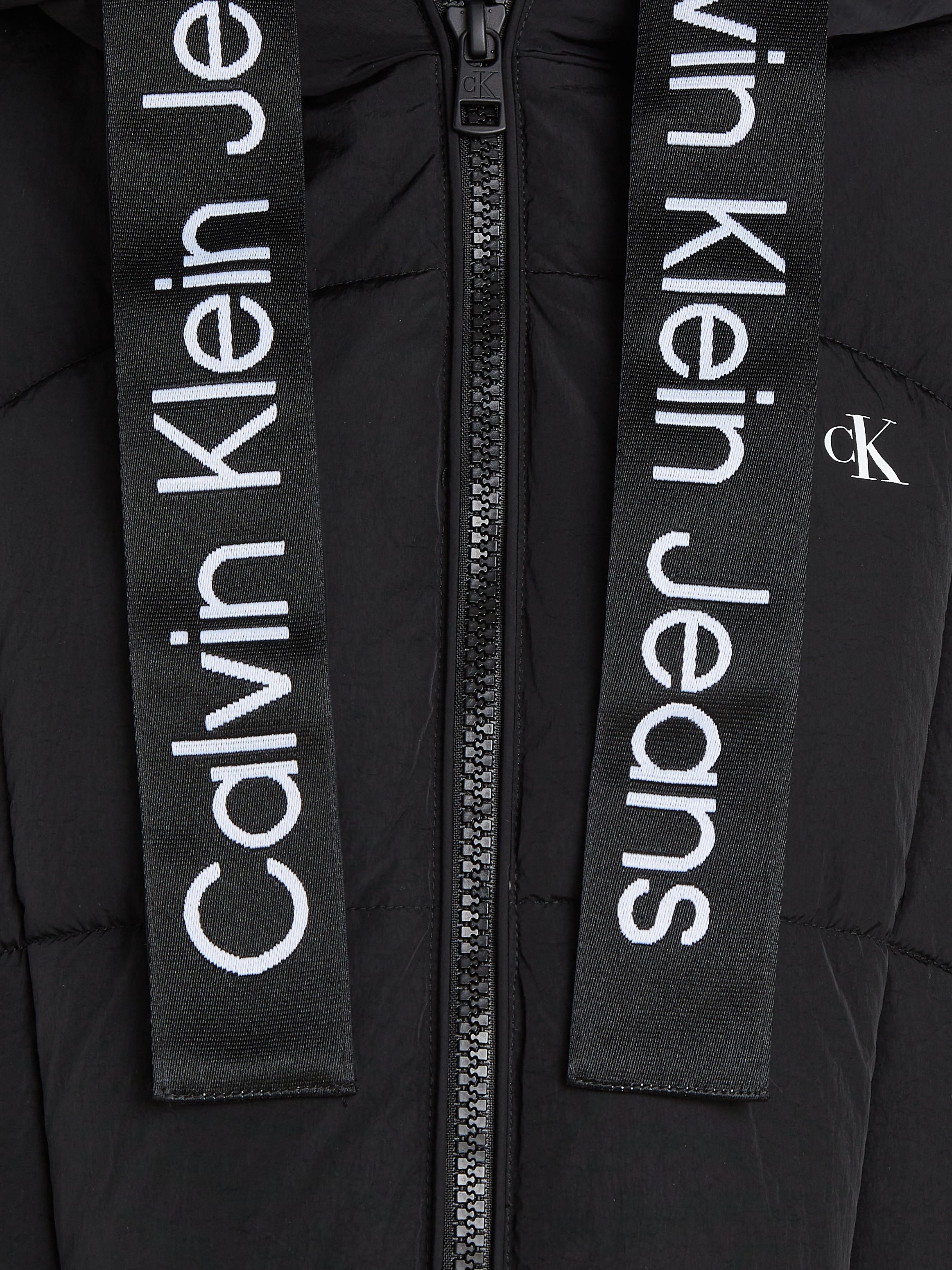♕ Calvin Klein Kapuze »LOGO SHORT versandkostenfrei Outdoorjacke PUFFER«, Jeans mit DRAWSTRING auf