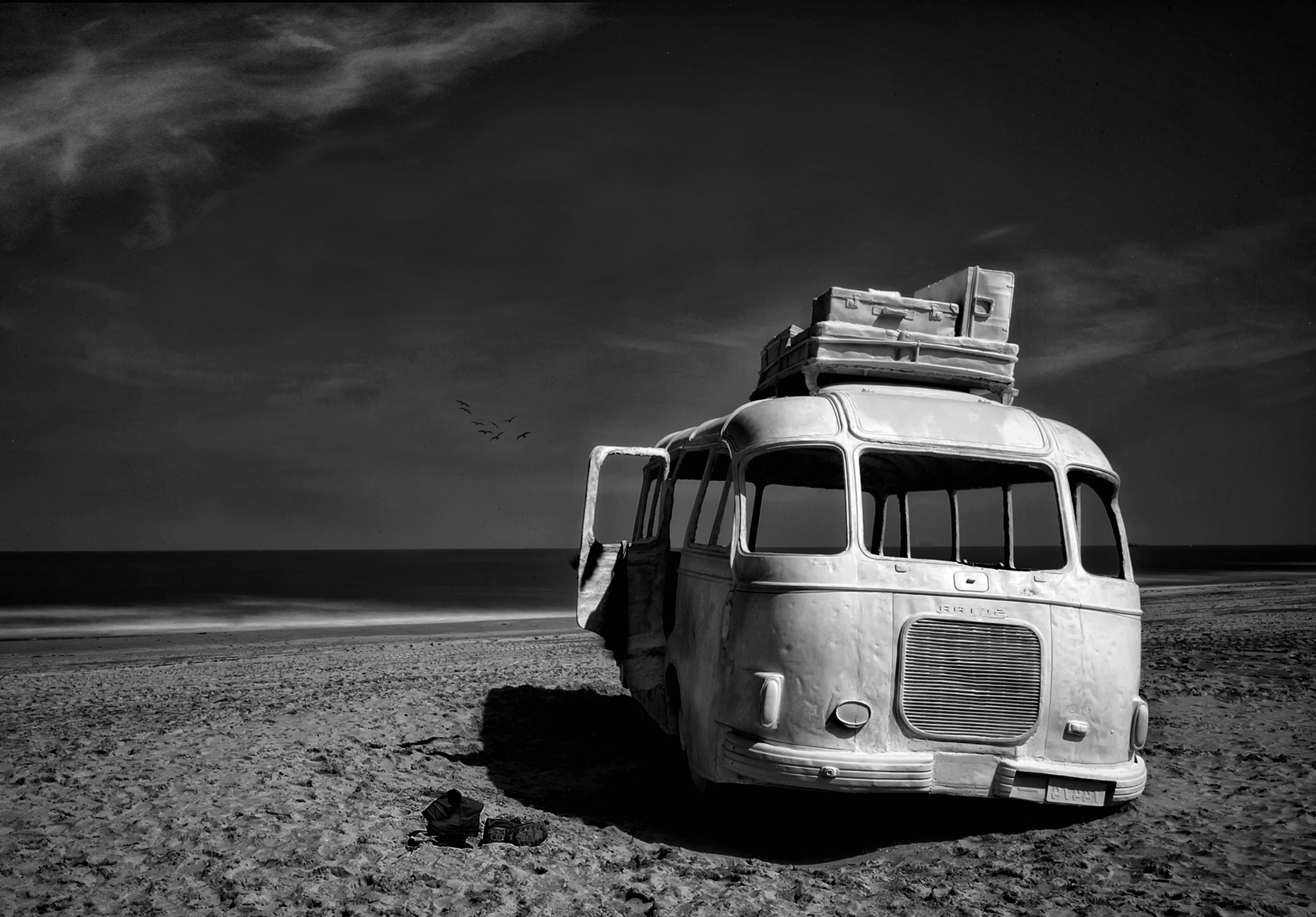 Image of Papermoon Fototapete »Photo-Art YVETTE DEPAEPE, STRANDBUS«, Vliestapete, hochwertiger Digitaldruck, inklusive Kleister bei Ackermann Versand Schweiz