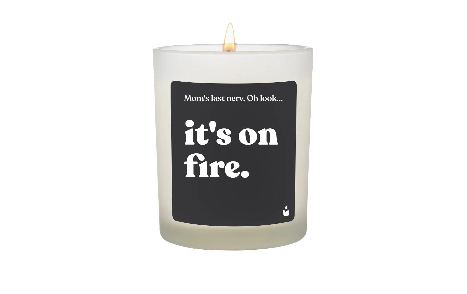 Image of Duftkerze "ChattyCandles Moms last nerv is on fire 6,7 x 8 cm"