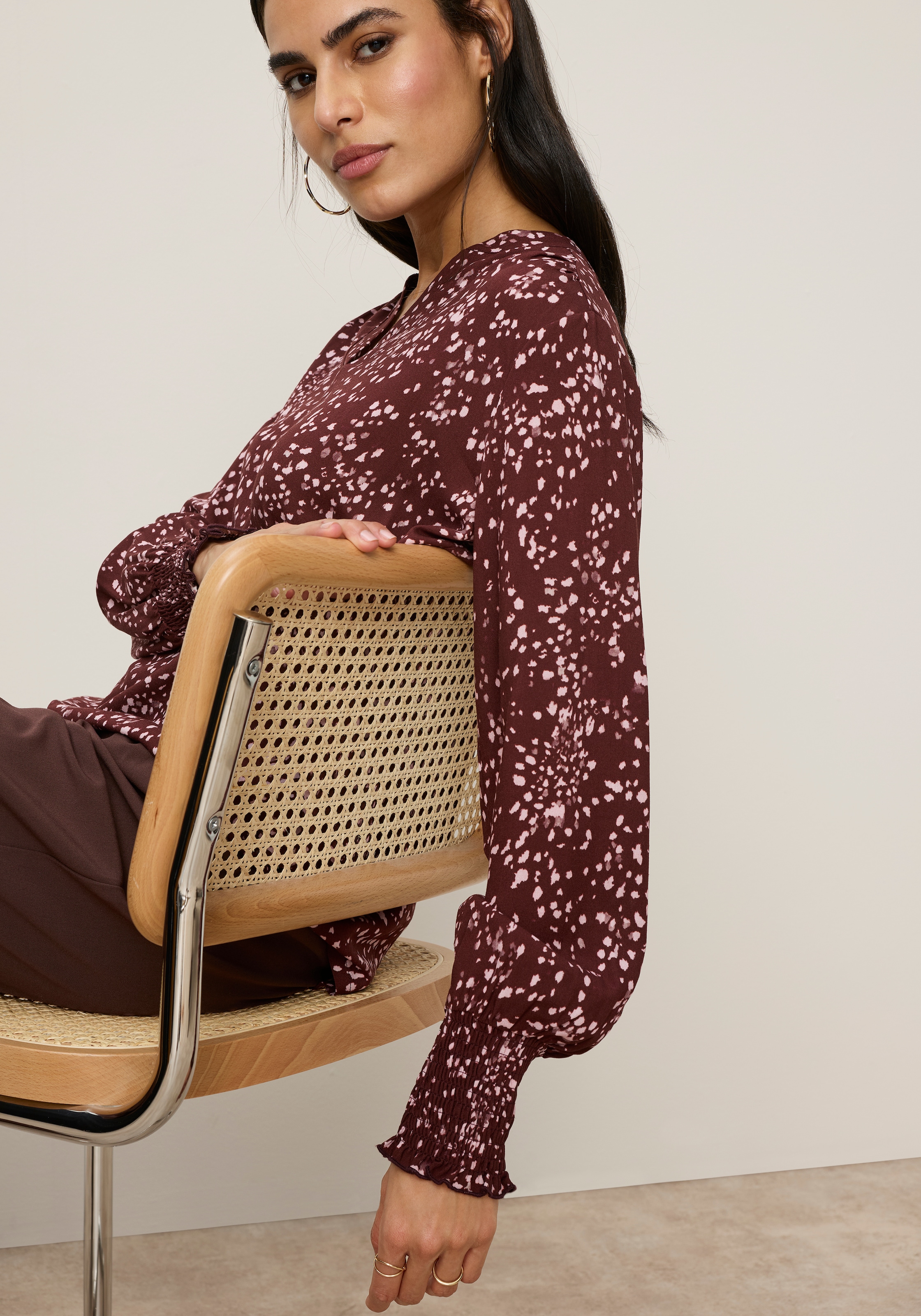 Tamaris Blouse à pression »mit figurumspielender Passform und hüftbedeckender Länge« avec motif fleuri, en viscose