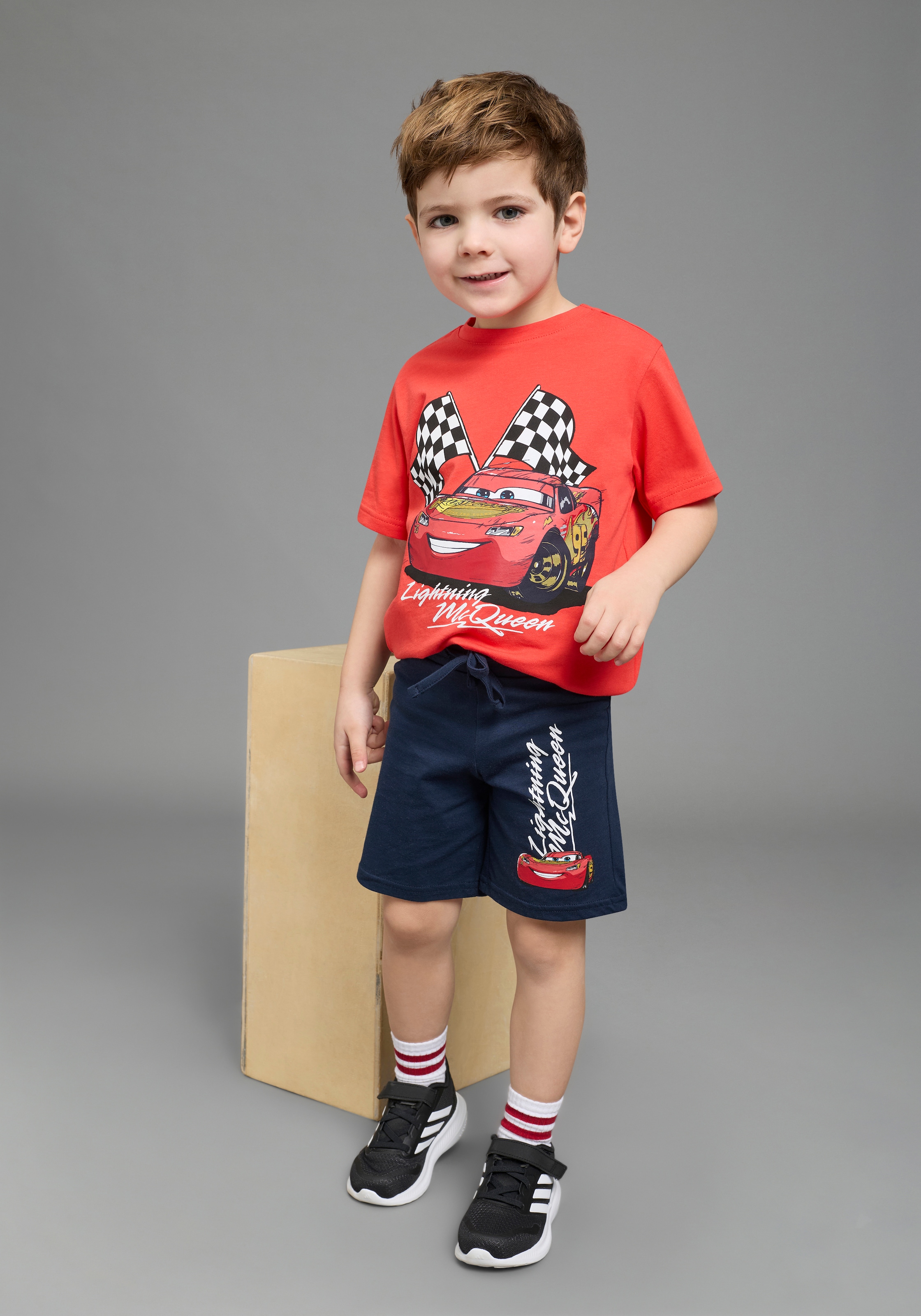 KIDSWORLD T-shirt & short »CARS 2tlg. Set T-Shirt+Hose: LIGHTNING MCQUEEN - Disney« Ensemble, 2 pièces ensemble en coton. Taille petit, veuillez commander une taille au-dessus