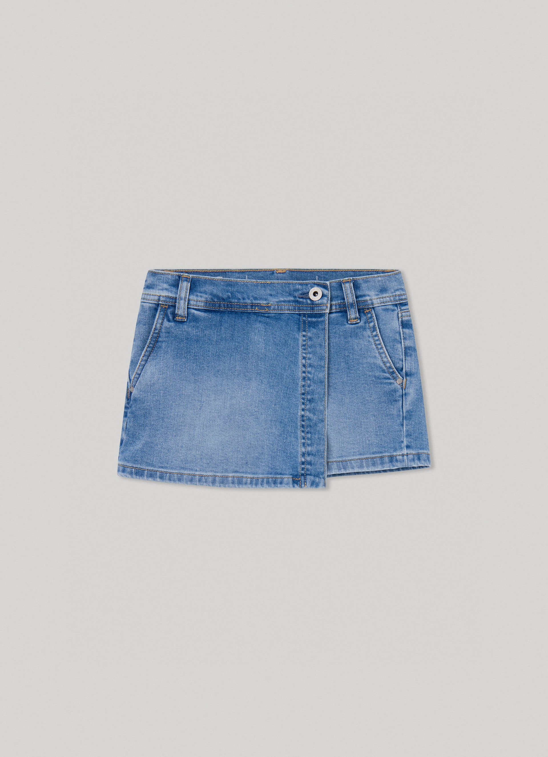 Pepe Jeans Shorts, mit Ledermarkenlabel auf der Rückseite