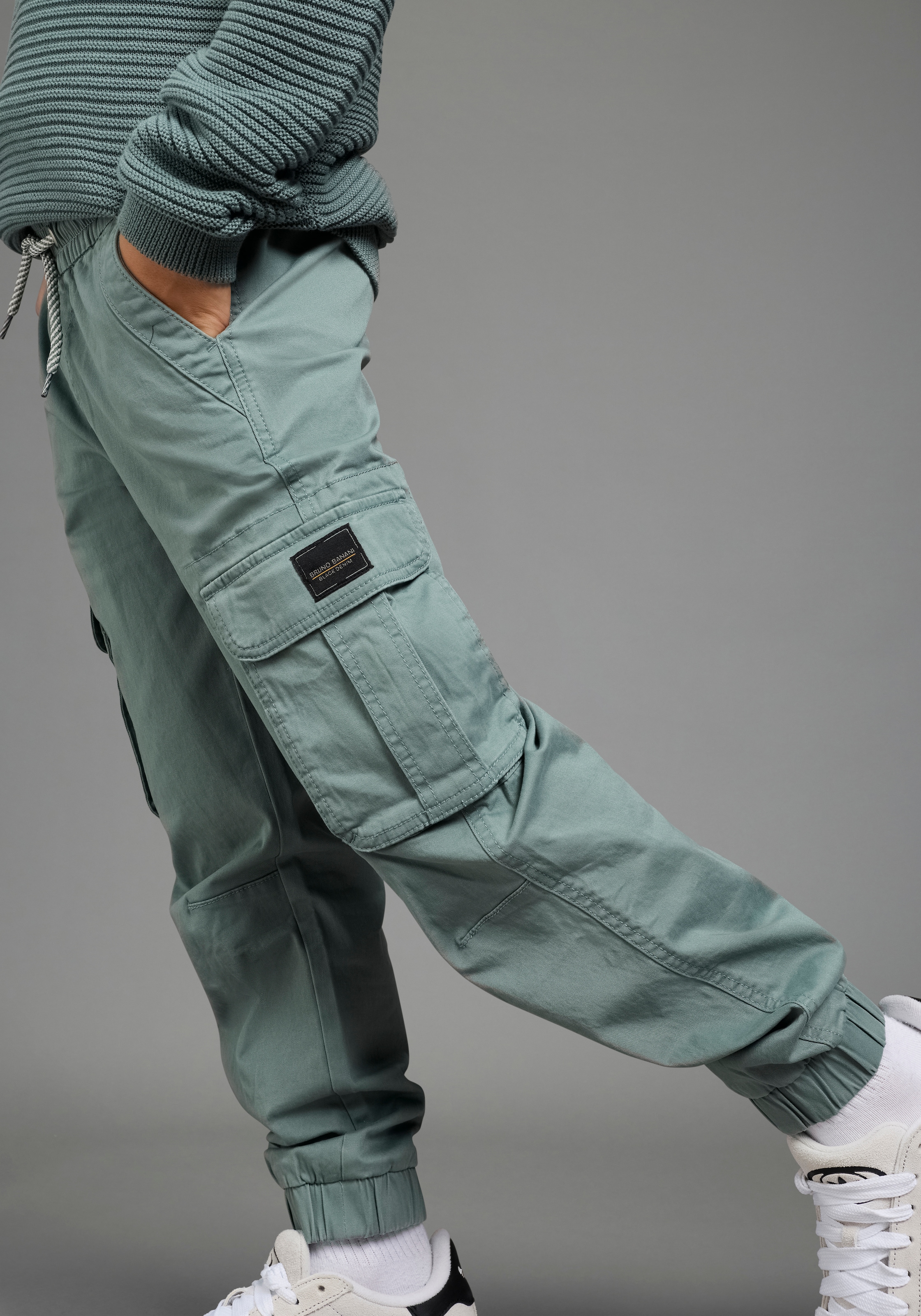 Bruno Banani Pantalon cargo »Cargohose mit BRUNO BANANI Badge«  Pantalon cargo en sergé, coupe droite, style basique, tissu élastique