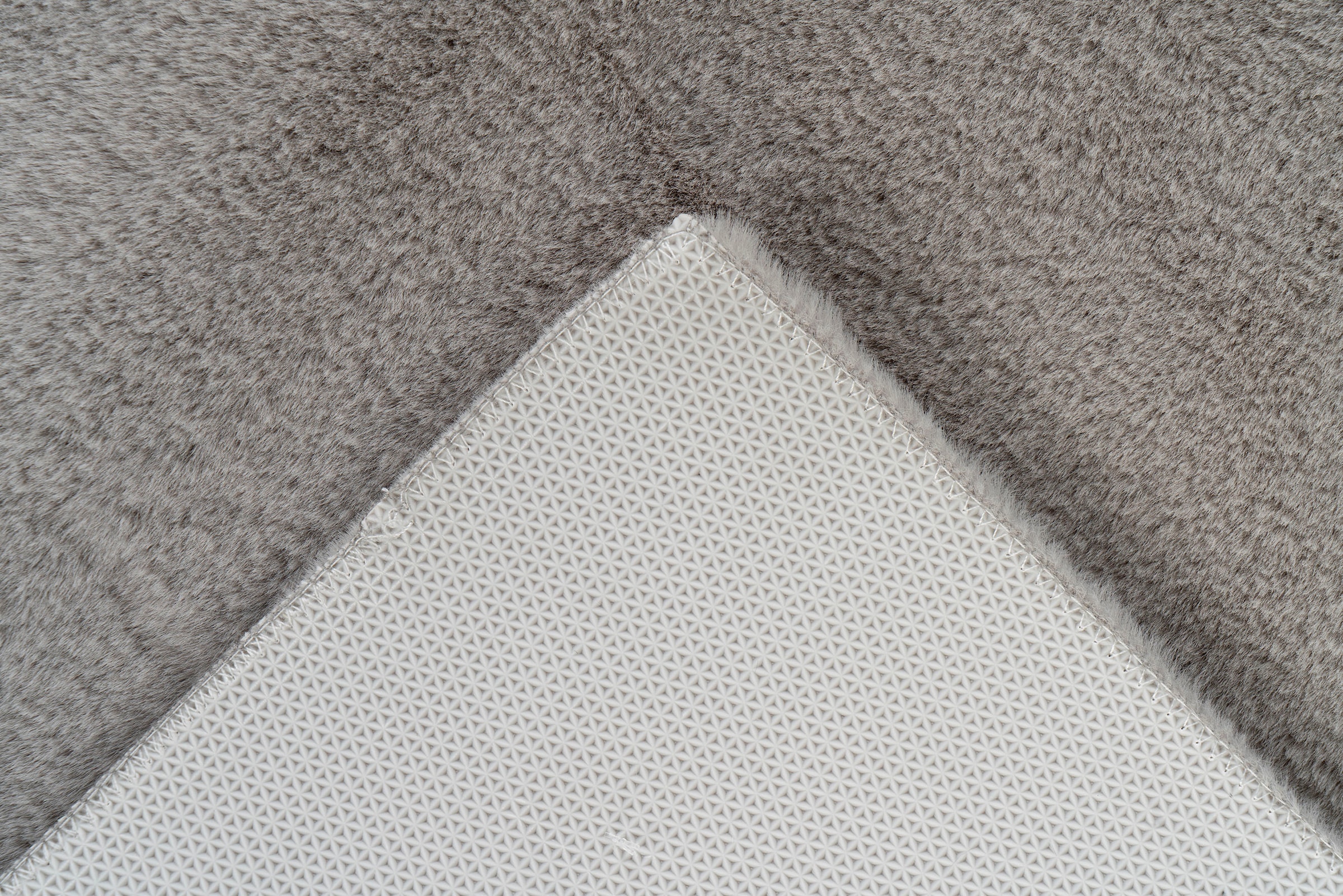 Kayoom Badematte »Rabbit Light«, rutschhemmend beschichtet, fussbodenheizungsgeeignet, weiche Kaninchenfell Haptik, Badezimmer, Kinderzimmer, Schlafzimmer