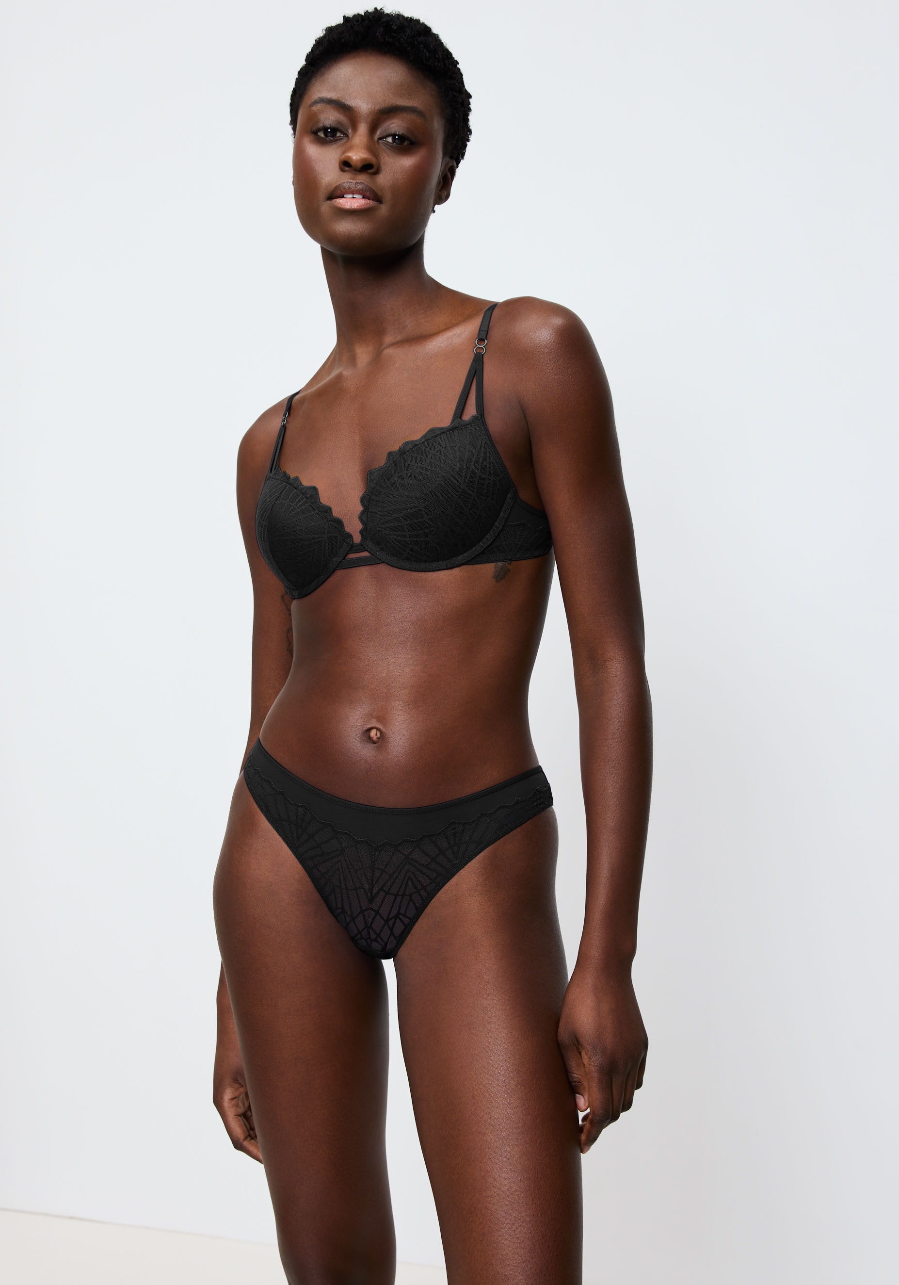 Triumph Brasilslip »That Night in Vegas«, aus Spitze und Mesh, elastisch, figurbetont, elegant