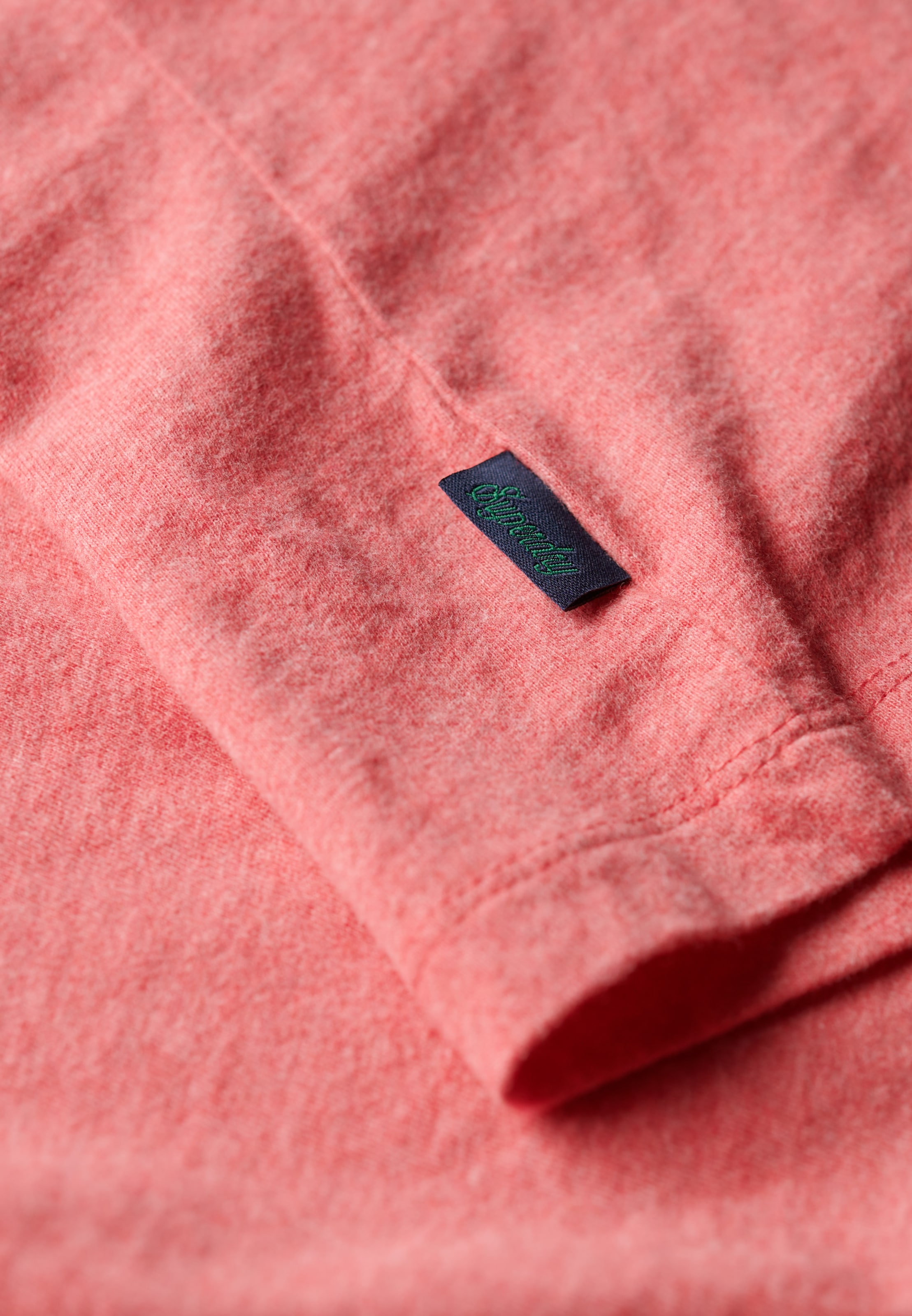 Superdry Rundhalsshirt »ESSENTIAL LOGO EMB TEE« aus Baumwolle und Single Jersey, Slim Fit, Kurzarm, hüftlang