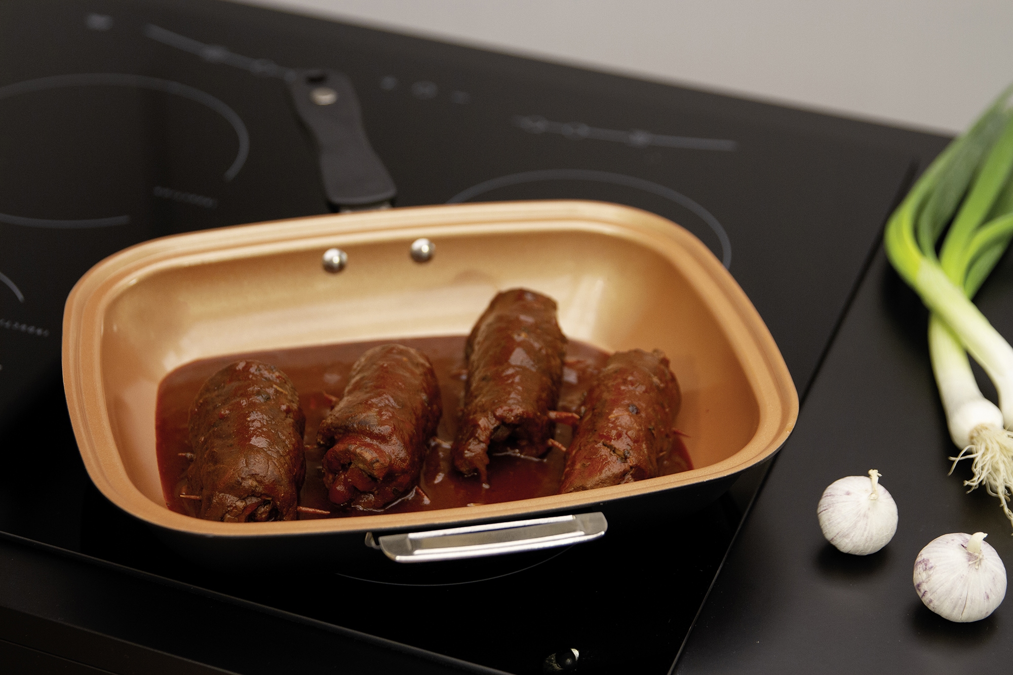 LIVINGTON Bratpfanne »Black Doubletta Deluxe«, Aluminium, (1 tlg.), 2-in1 Wendepfanne mit Frittier-Korb-Einsatz und Glasdeckel, Induktion