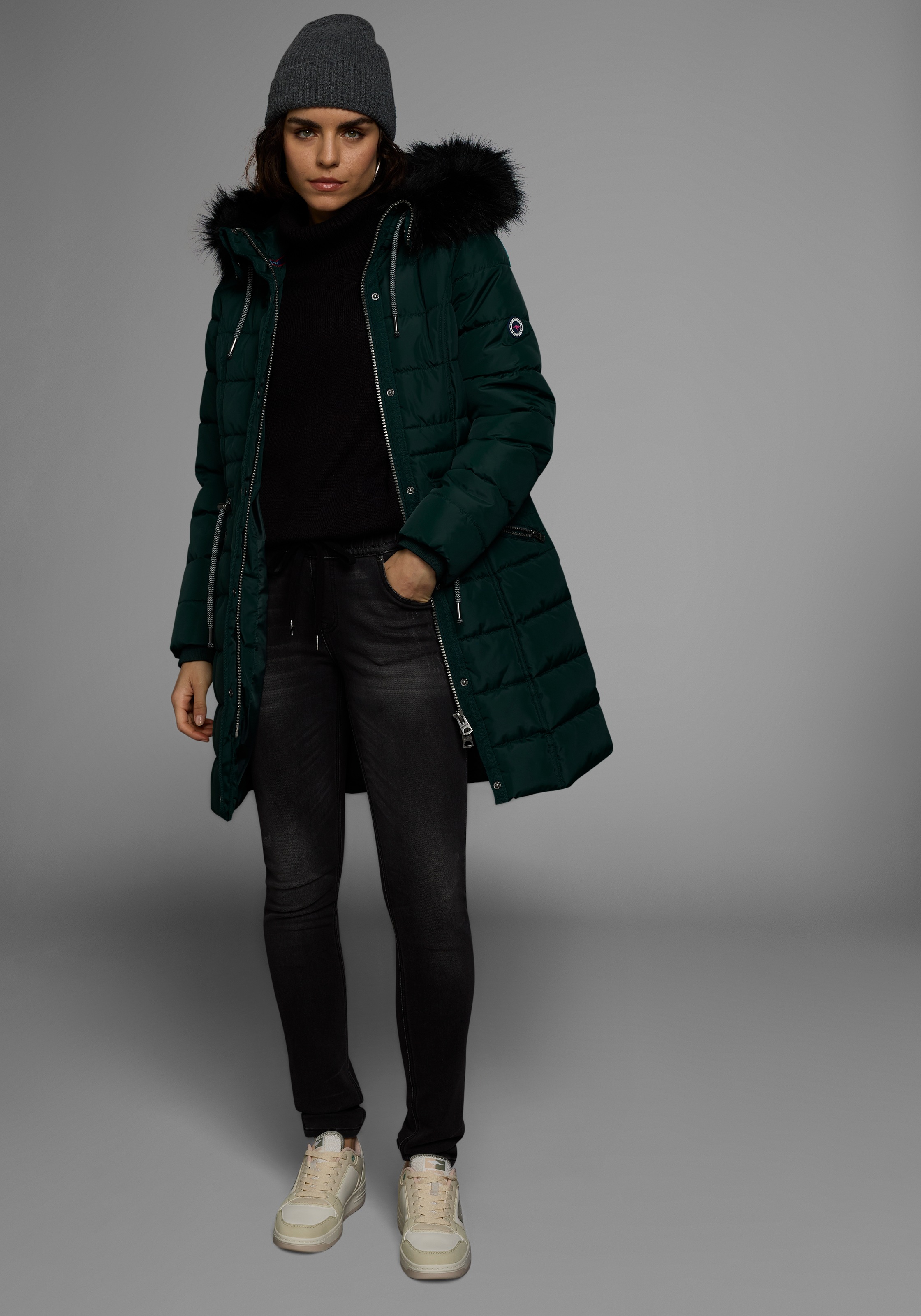 KangaROOS Steppjacke, mit Kapuze, figurbetonter Schnitt, mit Reissverschlusstaschen