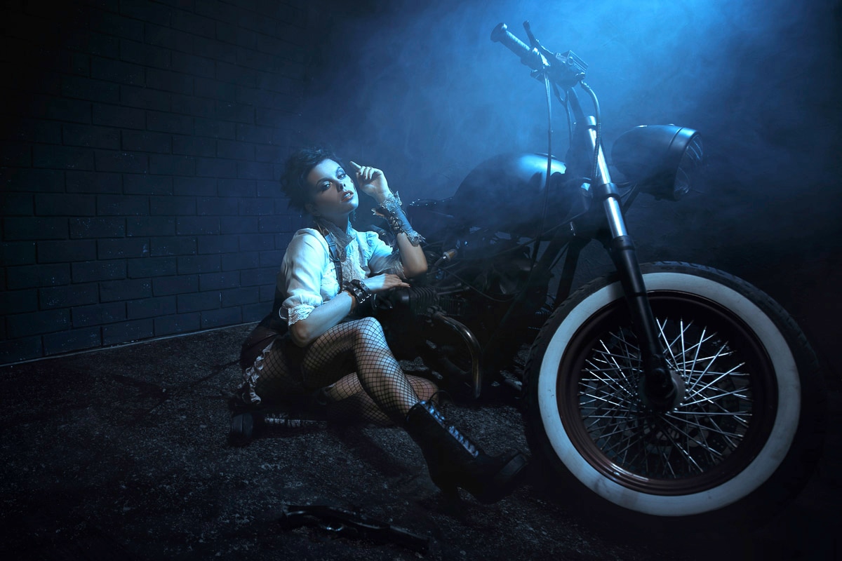 Fototapete »Frau mit Motorrad bei Nacht«