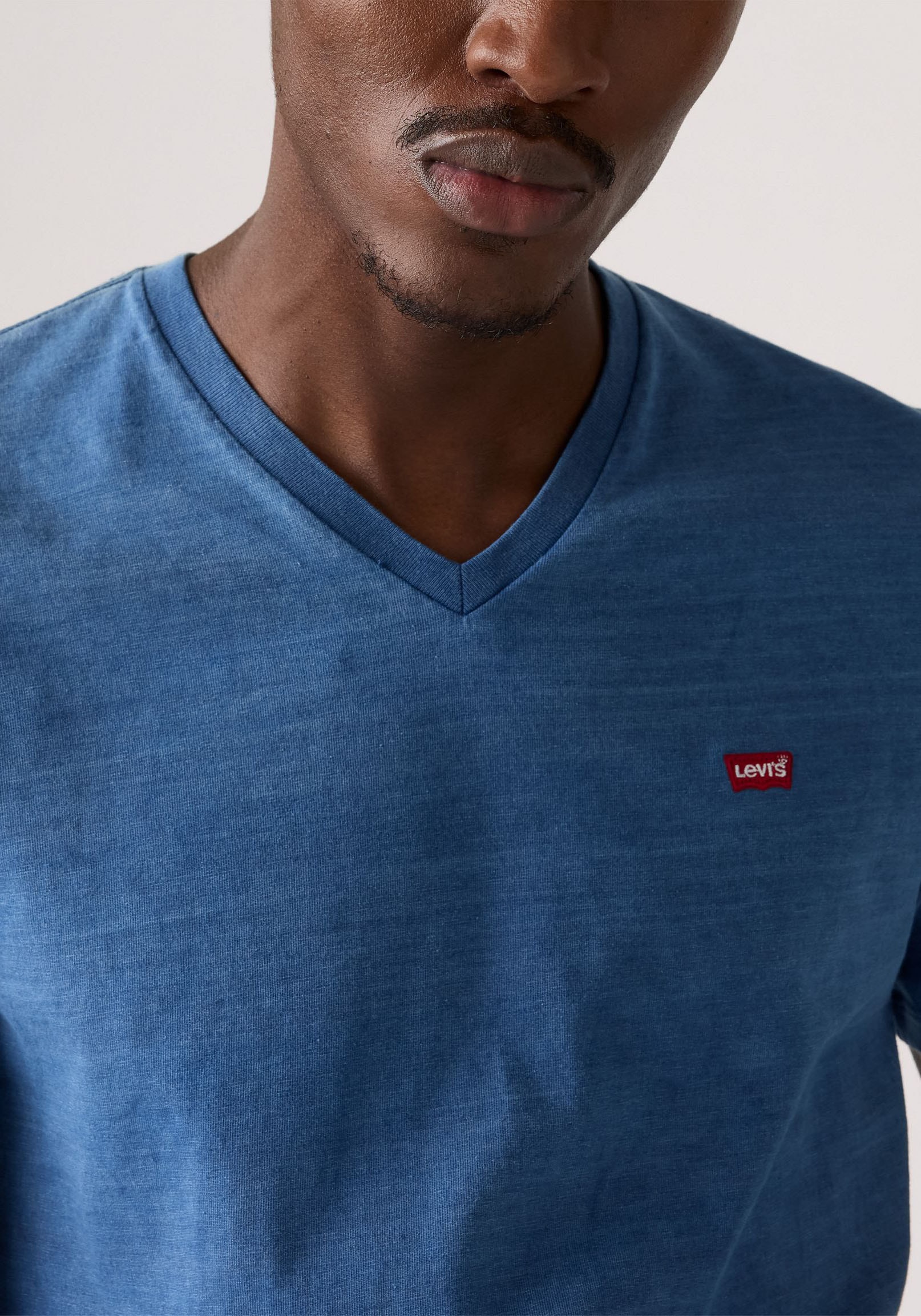 Levi's® V-Shirt »LE ORIGINAL HM VNECK« mit Logostickerei