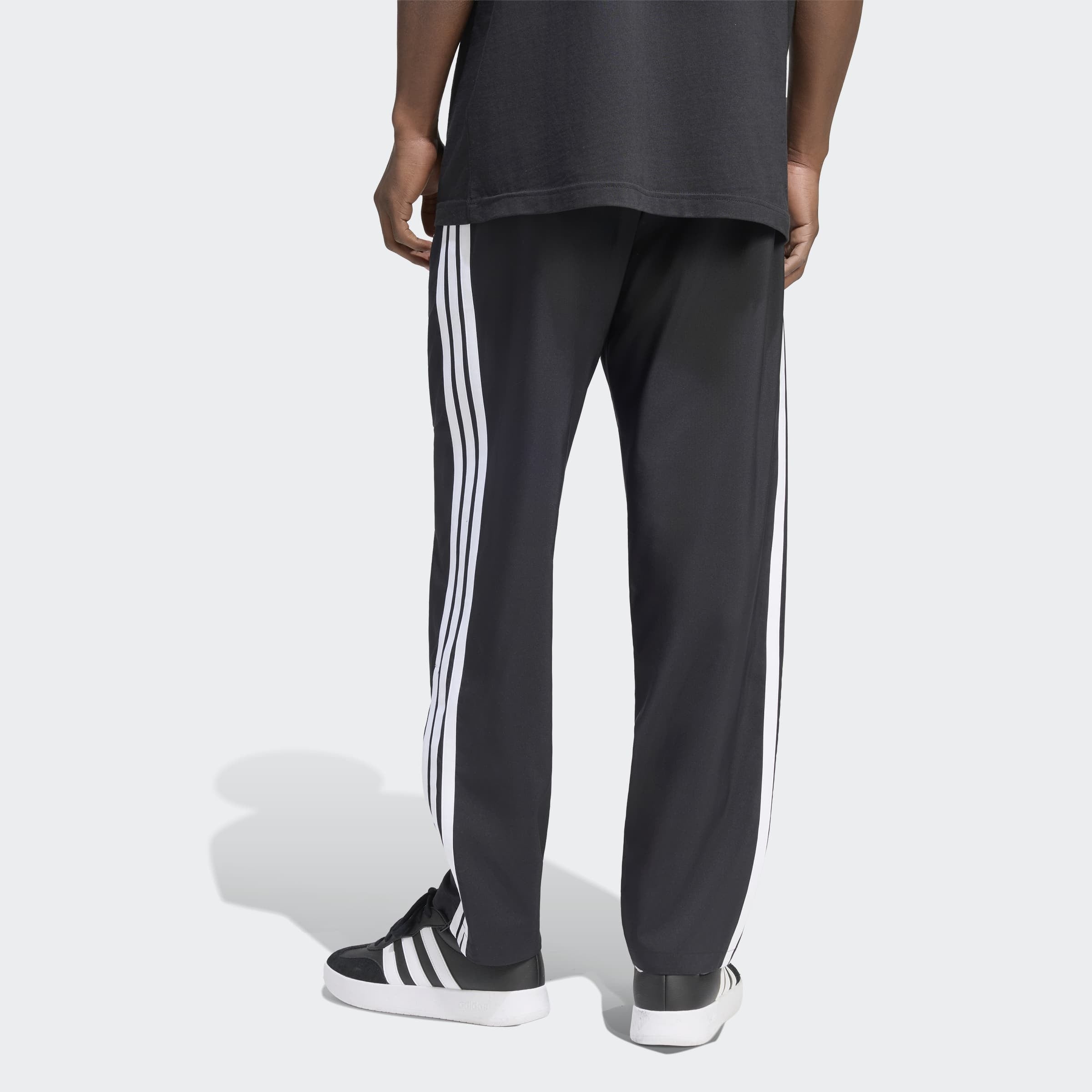 adidas Sportswear Pantalon de sport »ESSENTIALS 3-STREIFEN STANFORD LITE WOVEN TAPERED OPEN HEM«