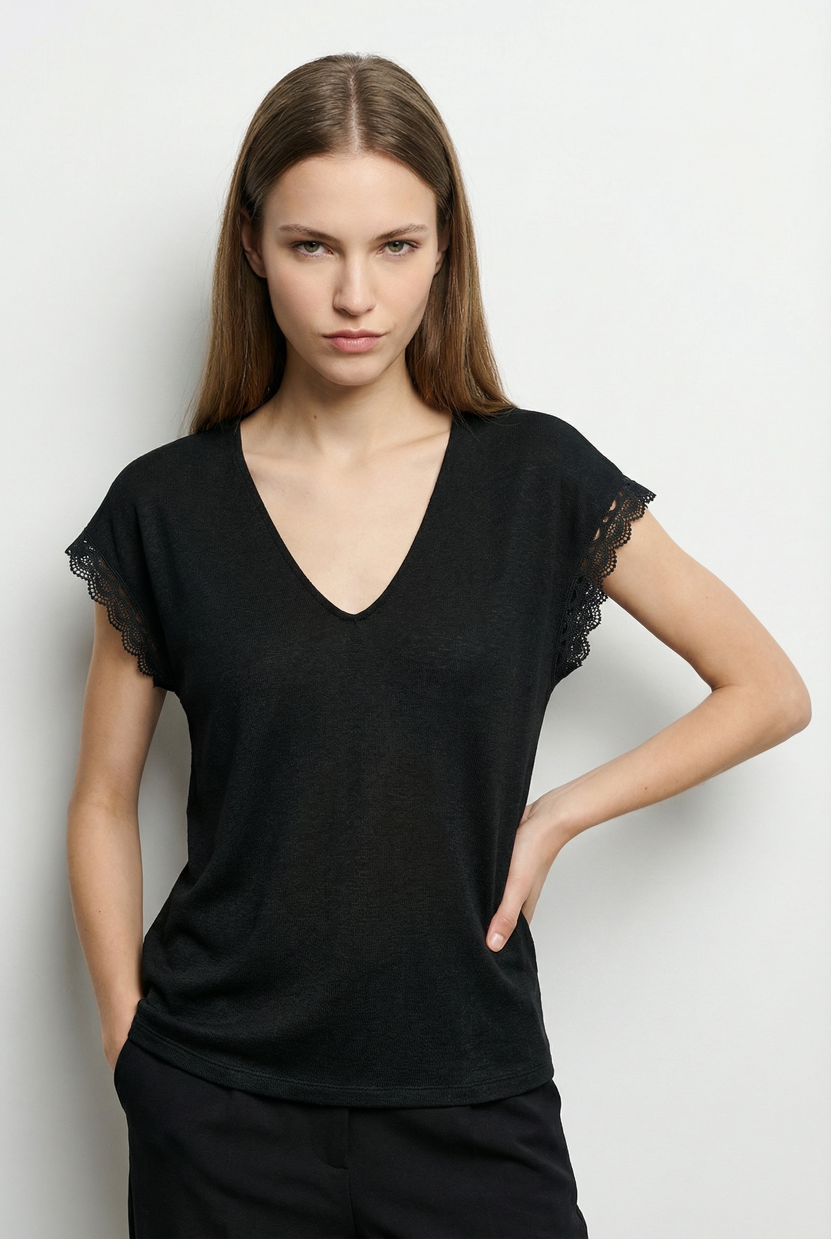 Image of Vero Moda Blusenshirt "VMIBILSA S/S V-NECK TOP JRS BTQ" mit Spitzendetails