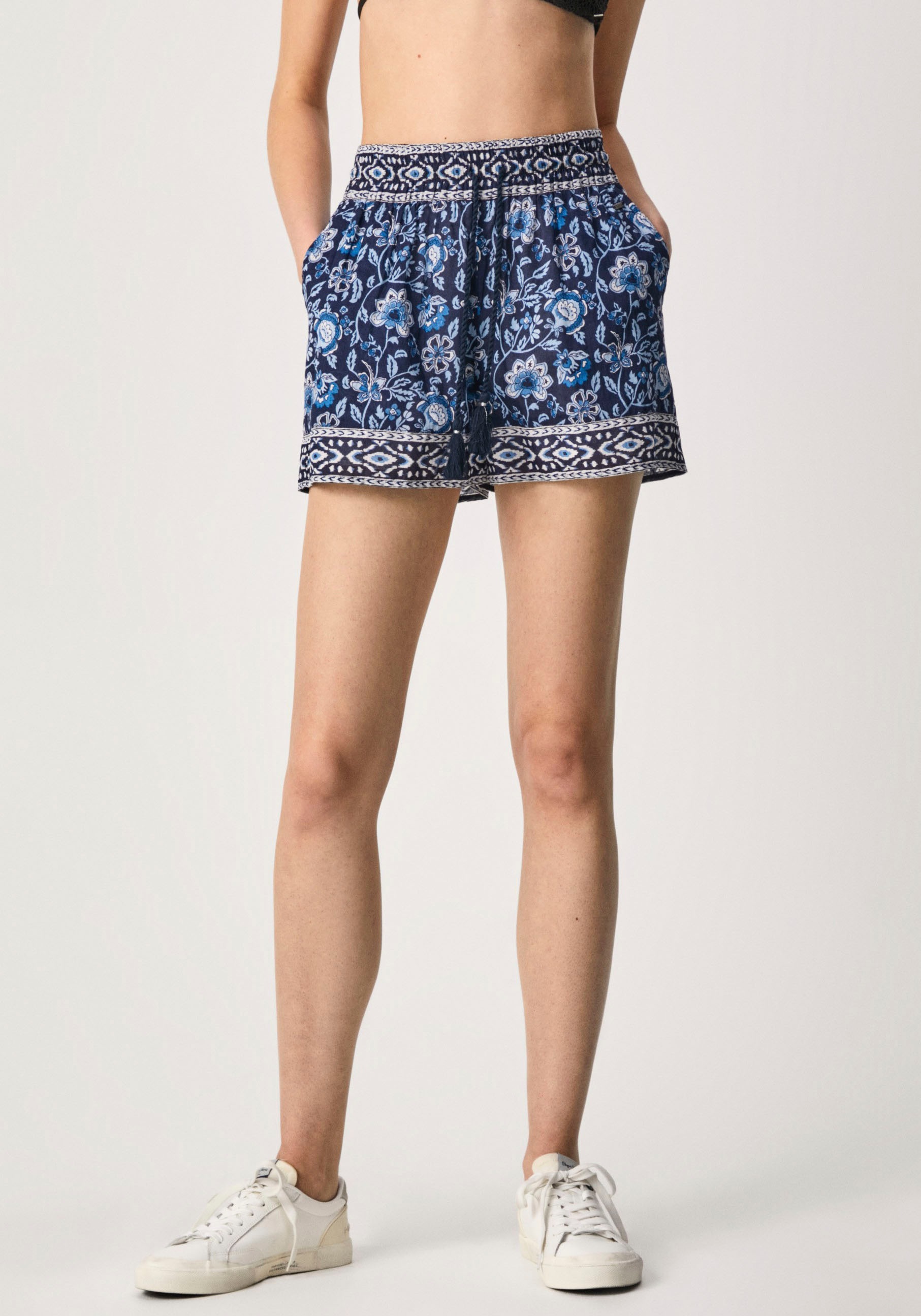 Image of Pepe Jeans Jeanshotpants »MAUD«, mit Kordelzug und Bindeband mit Quasten in tollem Muster mit kontrastfarbenen Bündchen bei Ackermann Versand Schweiz