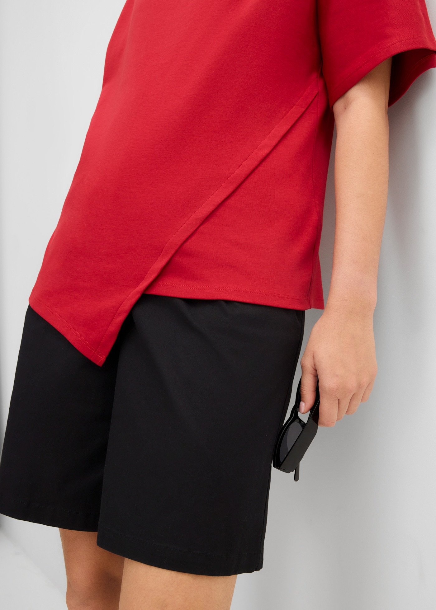 bonprix T-Shirt mit Wasserfallausschnitt, asymmetrischer Saum, Kurzarm-Design