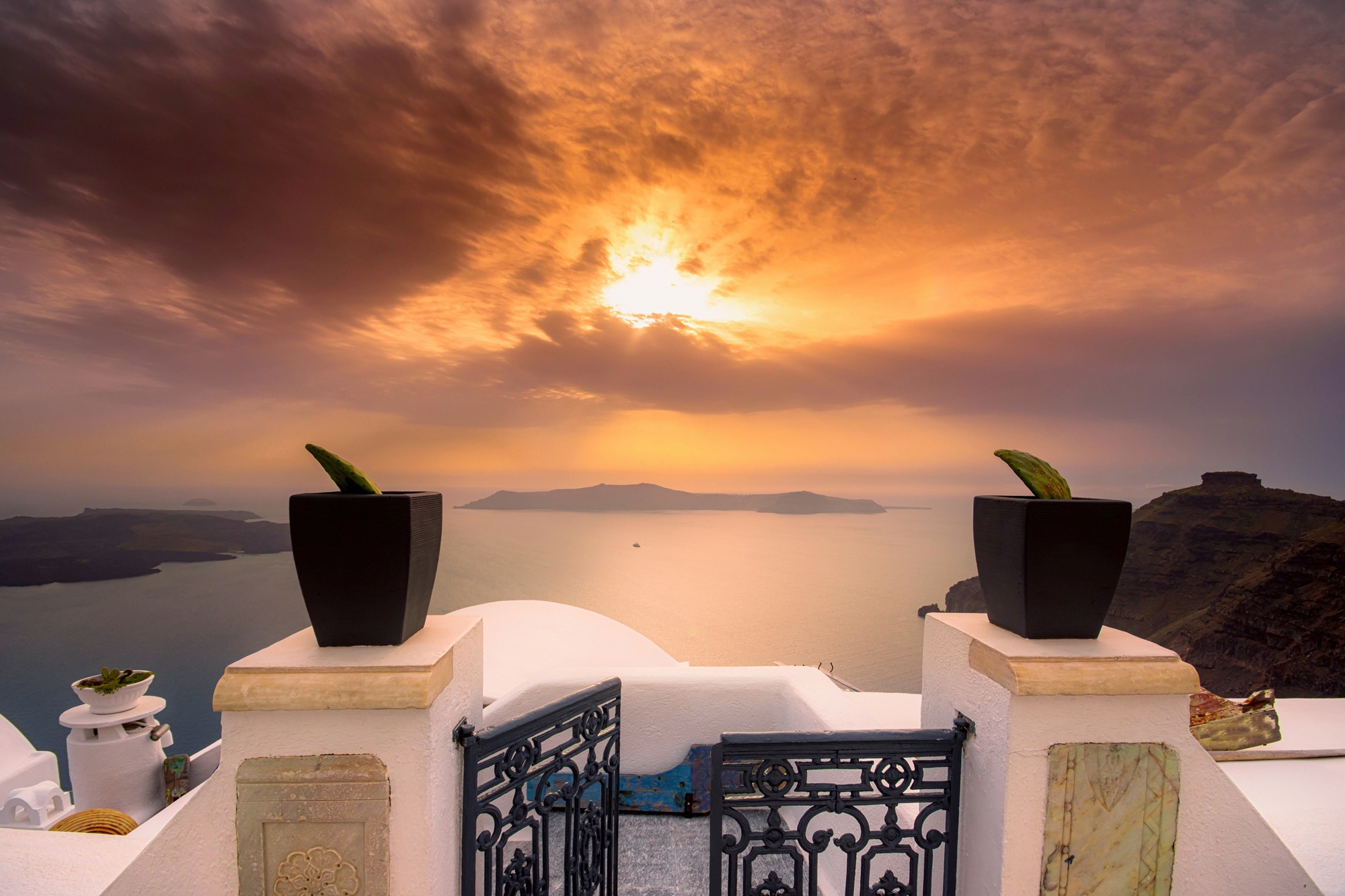 Image of Papermoon Fototapete "TERRASSE-SANTORINI SEE MEER STRAND PALMEN DÜNEN SCHIFFE"