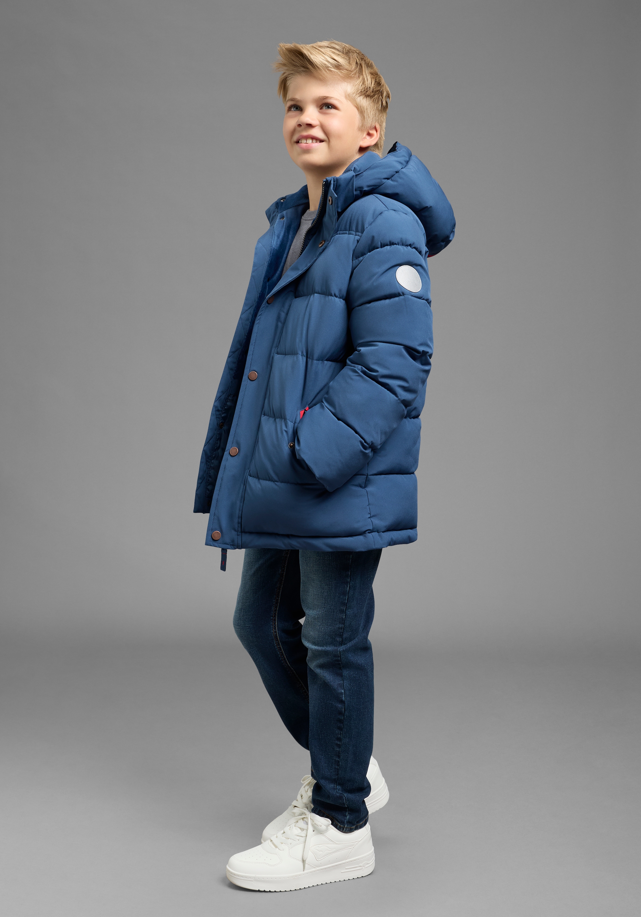 KIDSWORLD Outdoorjacke »Winterwarme Jacke, gesteppt« mit Kapuze Trendige Winterjacke mit refklektierenden Details