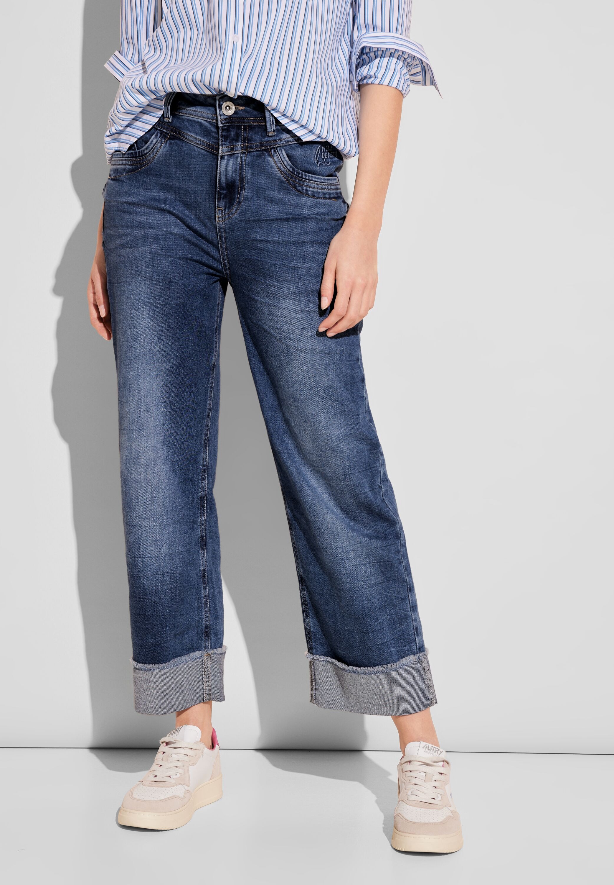 Straight-Jeans, in mittelblauer Waschung