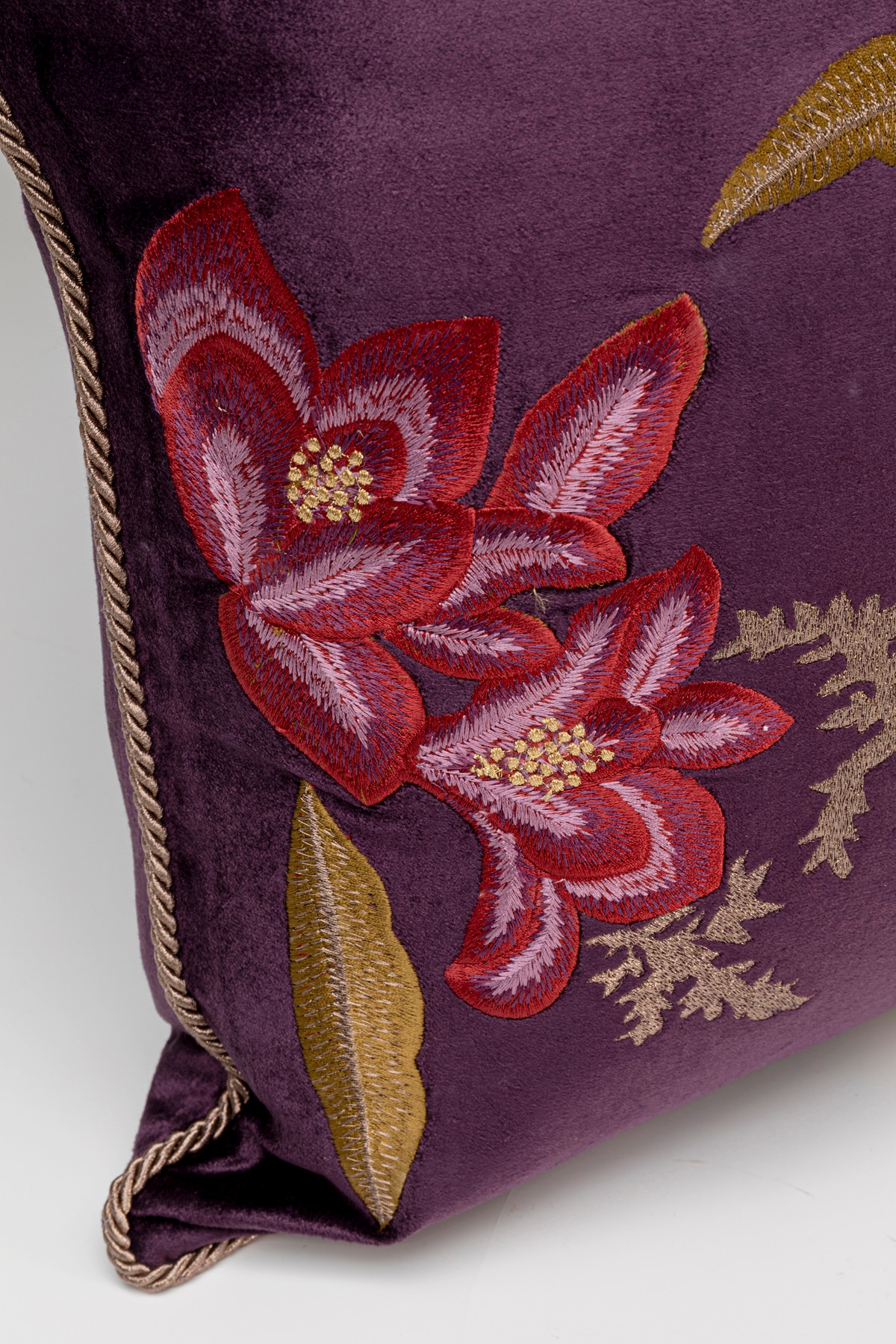 Kare Design Coussin décoratif »Lovely Flowers, Kissenhülle mit Füllung, 50x50 cm« stützt Kopf und Nacken angenehm und sorgt für erholsamen Schlaf