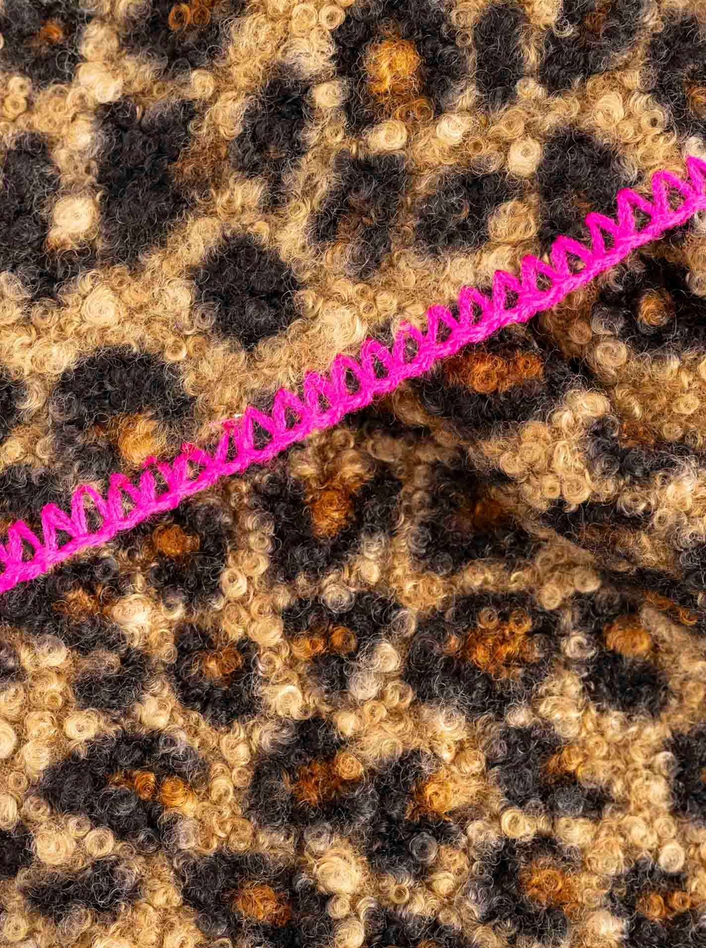 Zwillingsherz Foulard triangulaire »"Leo Leo"« motif léopard, bord rose, aspect teddy