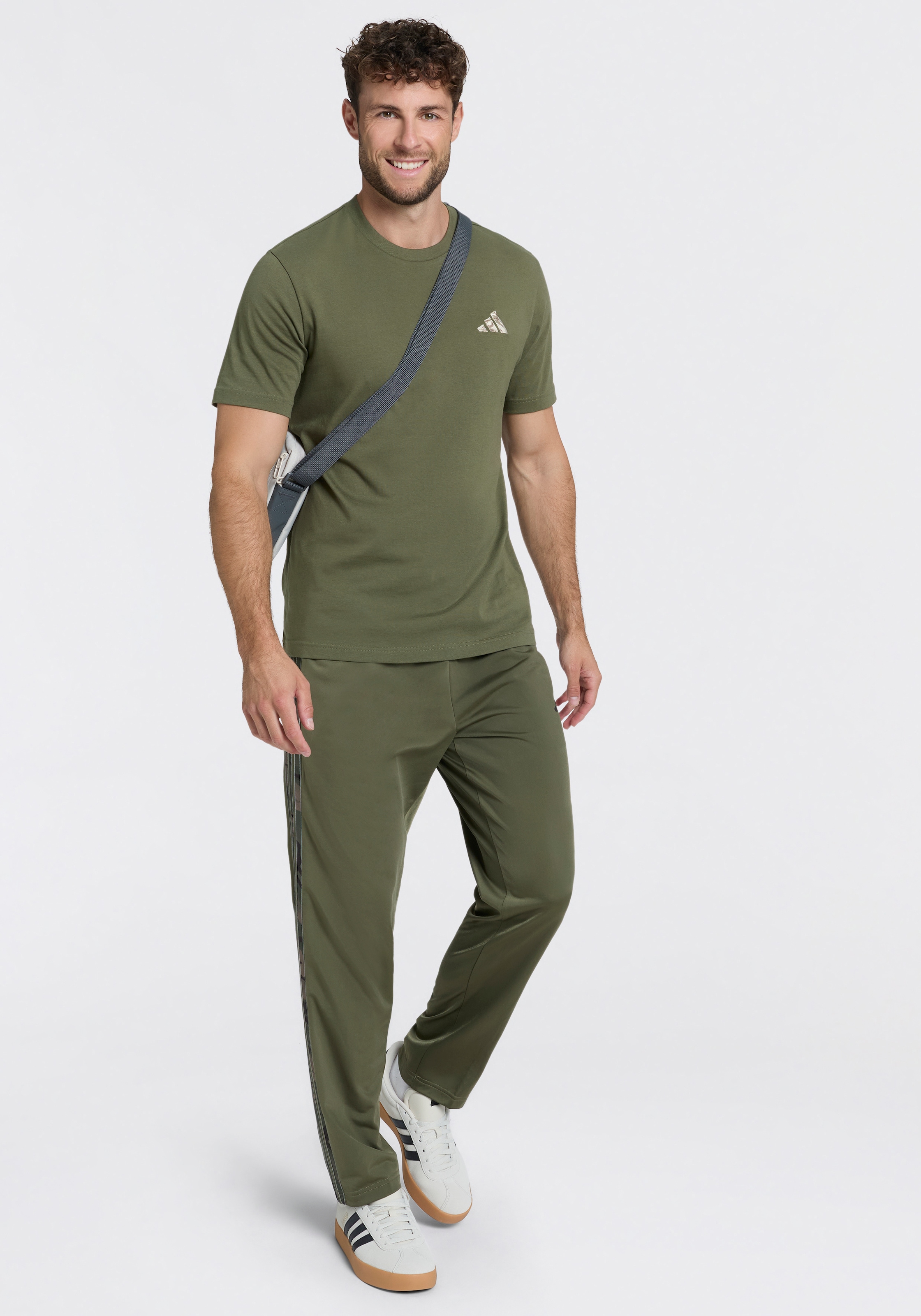 adidas Sportswear T-Shirt »CAMO GRAFIK, KLEINE LOGOSTICKEREI«